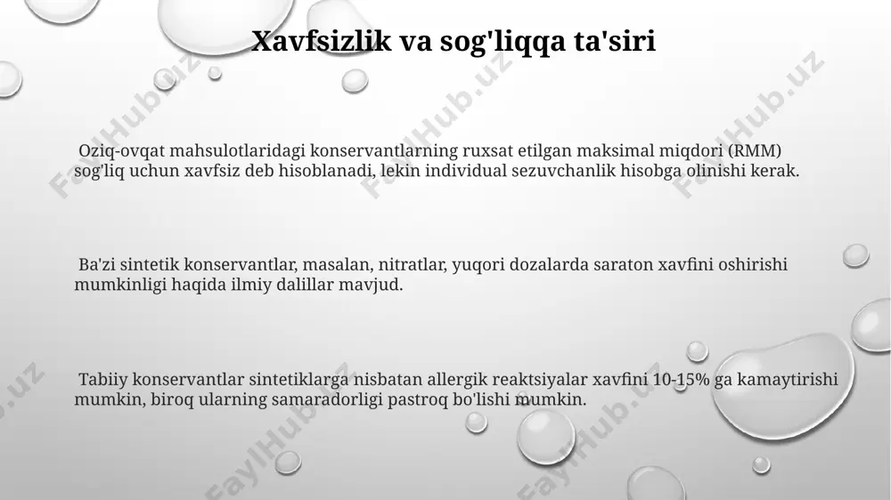 g mikrobiologik xavfsizlik darajasini oshiradi va saqlash muddatini taxminan 7 kungacha uzaytirishi mumkin, ammo ularning ta'siri sintetik konservantlarga qaraganda kamroq kuchli. go'sht mahsulotlarida konservantlarni qo'llash texnologiyasi nitratlar va nitritlar kabi sintetik konservantlar go'shtning rangini va ta'mini yaxshilash, shuningdek, clostridium botulinum bakteriyalarining o'sishini 100-1000 marta kamaytirishga yordam beradi. tabiiy konservantlar, masalan, tuz (nacl) va shakar, go'sht mahsulotlarida suv faolligini pasaytirib, 15-20% gacha mikroorganizmlar rivojlanishini to'xtatadi. go'sht mahsulotlarini 2-5°c haroratda saqlash, mikrobial o'sishni sekinlashtiradi va shu bilan mahsulotning yaroqlilik muddatini 2-3 kungacha uzaytiradi, bu tabiiy konservantlar qo'llash bilan birga qo'llaniladi. sintetik konservantlarning turlari va xossalari benzoat kislotasi (c₇h₆o₂) va uning tuzlari (benzoatlar) gram-musbat bakteriyalar va qo'ziqorinlarga qarshi ta'sir ko'rsatadi va odatda gazlangan ichimliklar va turli xil kislotali mahsulotlarda qo'llaniladi. nitratlar va nitritlar (nano₃, nano₂) go'sht mahsulotlarining rangini saqlashda va botulizm bakteriyalarining rivojlanishini oldini olishda muhim rol o'ynaydi, lekin yuqori dozalarda salbiy ta'sir ko'rsatishi mumkin. sorbin kislotasi (c₆h₈o₂) va uning tuzlari (sorbatlar) qo'ziqorin …