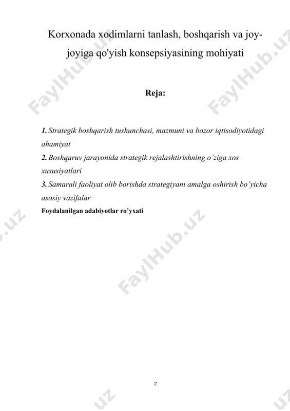 hisobga olib, kerakli natijalarga qanday erishish mumkinligini ko’rsatadi. «strategik boshqaruv» termini yuqori darajadagi boshqaruvni ishlab chiqarish darajasidagi joriy boshqaruvdan farqini aks ettirish uchun 60-70 yillarda muomalaga kiritilgan. operativ boshqaruvdan strategik boshqaruvga o’tishning moxiyatini aks ettiruvchi asosiy g’oya sifatida yuqori raxbariyat diqqat markazini atrof muhitdagi o’zgarishlarga muvofiq tarzda va o’z vaqtida ta’sir ko’rsatish uchun tashqi muhitga o’tkazish zaruriyati sifatidagi g’oya bo’ldi. strategik boshqaruv nazariyasining nufuzli ishlab chiqaruvchilari tomonidan taklif etilgan bir qancha ta’riflarni ko’rib chiqaylik. shendel va xatten uni «tashkilotni uning atorfidagi muhit bilan aloqani aniqlash va o’rnatish jarayoni» sifatida tushunganlar. ushbu jarayon tanlangan maqsadlarni amalga oshirish va resurslarni taqsimlash vositasida atrof muhit bilan kungildagiday o’zaro munosabatlar xolatiga erishish xarakatlaridan iborat. xichchens bo’yicha «strategik boshqaruv - bu tashkilotni uning atrof muhiti bilan o’zaro ta’sirini boshqarish vositasida tashkilot vazifalarini amalga oshirish maqsadidagi boshqarish jarayoni: pirs va robinson strategik boshqaruvni «tashkilot maqsadiga erishish uchun ishlab chiqilgan strategiyalarni shakllantirish va bajarish bo’yicha qarorlar va …