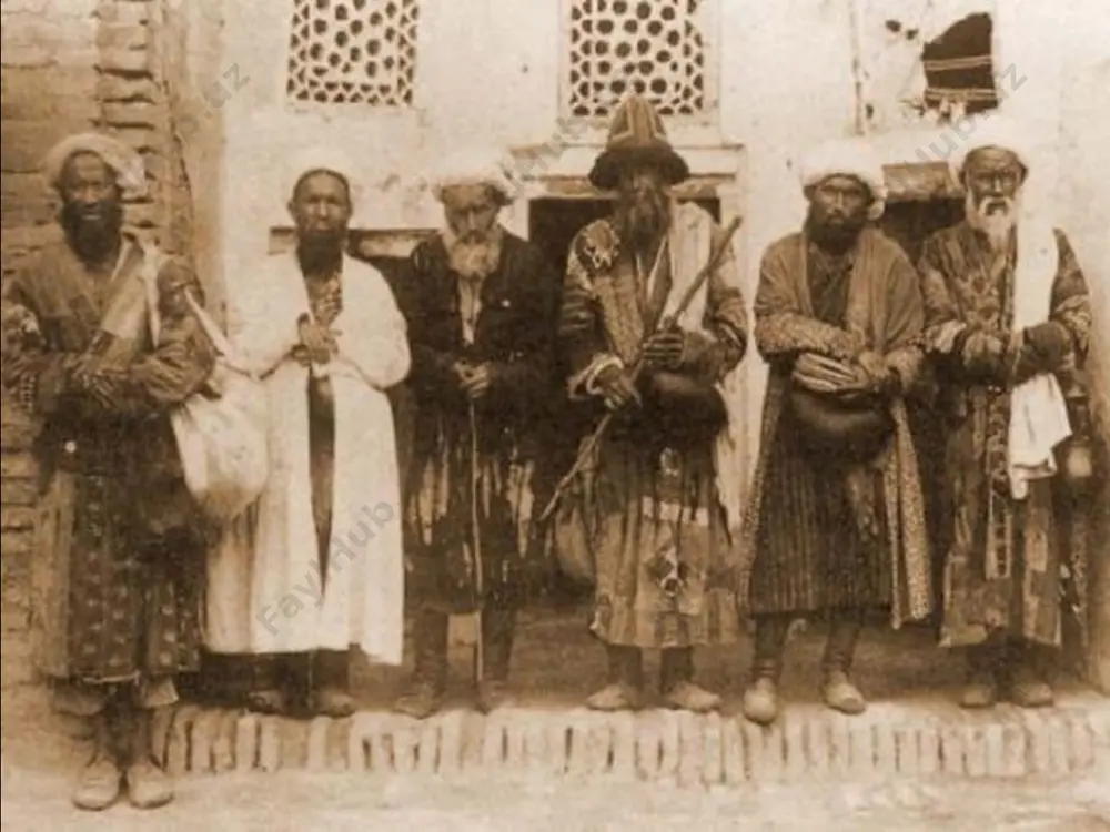 ent.da umumiy asosda buxoro kompartiyasi safiga kirdi. yo. b. partiyasining ayrim a`zolari (usmonxo`ja po`latxo`jayev, abdulhamid oripov va b.) keyinchalik buxorodagi istiqlolchilik harakati saflariga o`tib, kizil askarlarga karshi kurashda katnashdi. 1923 y. iyunda moskvaning qat`iy talabi bilan otaulla xo`jayev (tashqi ishlar noziri), fitrat (maorif noziri), sattor xo`jayev (moliya noziri), muinjon aminov (ekoso raisi) va b. sobiq yo. b. lavozimlaridan olinib, buxoro davlati hududidan chiqarib yuborildi.
