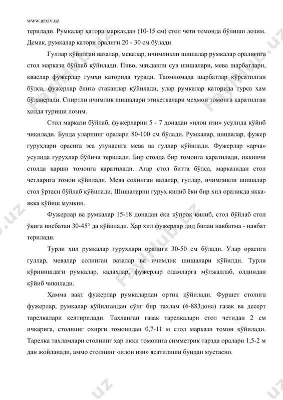 , санчқиларни ўнг томонга ҳам, чап томонга ҳам қўйса бўлади, тишлари юқорига қаратилади. санчқилар ўнг томонда бўлгани маъқул, чунки меҳмон чап қўли билан тарелкани ушлайди. десерт санчқи, пичоқлари ҳам юқоридагидек терилади; тўртга ёки иккига букланган сочиқ-салфеткалар 3-5 донадан десерт тарелкалари устига ёки уларнинг ёнига қўйилади. таомномага биноан фуршет-банкетларида десерт тарелкалари назарда тутилмаган бўлса, сочиқ-салфеткалар газак тарелкалари ёнига қўйилади. топ-тоза ювилган мевалар - узум ва бошқалар вазаларга уйиб солинади ва столга қўйилади. вазалар оралиғи баробар бўлиши керак. фуршет-банкетда столга ичимликлар шиша идишларга қараб қўйилади. ичимликларнинг ҳаммаси совутилган бўлади. қизил вино ва коняк уй ҳарорати бўйича берилаверади. шарбатлар столга бутилкаларда ва идишларда, квас, пиво, маъданли ва мева сувлари оғзи берк шишаларда қўйилади. улар меҳмонлар банкет залига киришлари олдидан очилади. шишаларнинг бир қисми очилмай туради, уларга эҳтиёж туғилса очилади. мевалар, гуллар, ичимликлар столга қўйилгандан сўнг, банкет бошланишига 30 дақиқалар қолганида газаклар, нон келтирилади. биринчи навбатда ўз хусусияти ва кўринишини тезда йўқотмайдиган таомлар олиб …