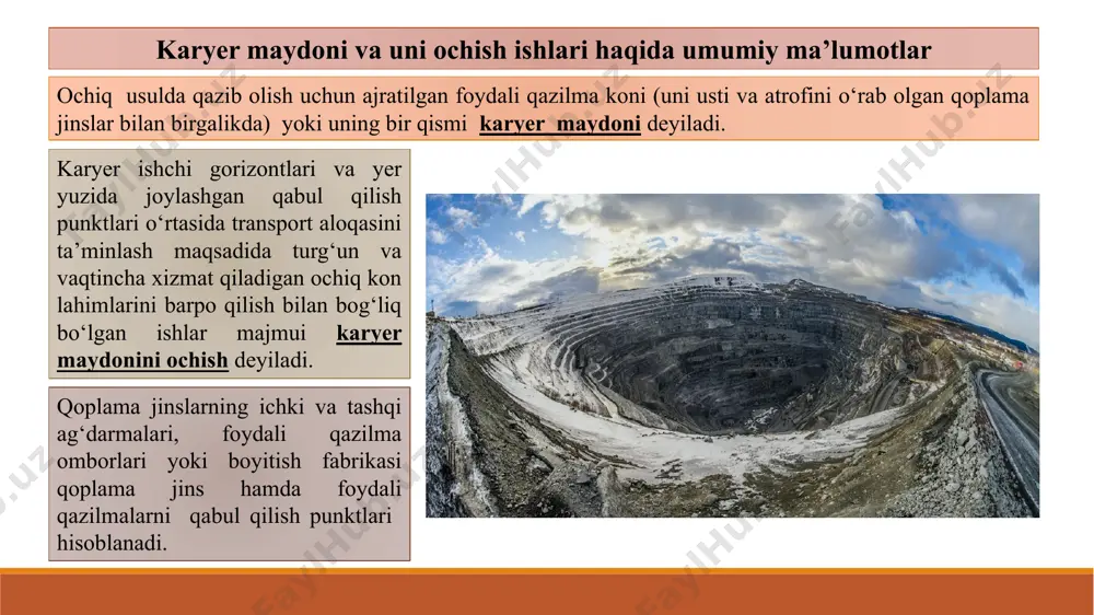 chi kon lahimlarining rusumi, soni va fazoviy joylashish xolati bilan tavsiflanadi. ochish tizimi –karyer ishlash muddatida ochish sxemasining birin-ketin o‘zgarib borishi bo‘lib, karyer ishchi gorizontlarini ochishda qo‘llanadigan ochish usullari va ochish sxemalarining yig‘indisi bilan tavsiflanadi. karyer maydonini ochuvchi kapital trasheyalar tashqi va ichki bo‘lishi mumkin. tashqi transheyalar karyer maydoni chegaralaridan tashqarida, ichkilari esa, karyer maydoni hududida barpo etiladi. bu transheyalar trassasi qo‘llanadigan transport vositasining harakatlanishiga mos keladigan qiyalikka ega bo‘ladi. kapital transheyalar foydali qazilma yotqizig‘iga etib borgandan so‘ng gorizontal yo‘nalishda davom ettiriladi va transheyaning bu qismi kesuvchi transheya deb yuritiladi. kesuvchi transheyani o‘tish jarayonida dastlabki ishchi gorizontlarni (pog‘onalarni) hosil qilinadi. pog‘onaning ish frontiga nisbatan ochuvchi transheyalar karyer maydoni chekkalarida yoki markazida joylashgan bo‘lishi mumkin (6.1-rasm). 6.1- rasm. pog‘onalar kon ishlar fronti tiplari: a, v - ochuvchi lahimlar flanglarga joylashgan va transport harakati qaytma bo‘lgan tupikli kon ishlari fronti; b - ochuvchi lahimlar markazga joylashgan va transport harakati qaytma bo‘lgan tupikli …