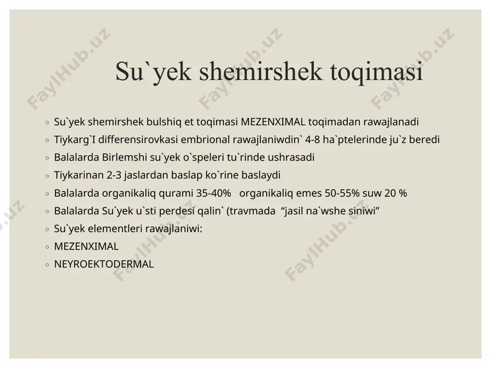 . при рентгенографии характерно наличие очага деструкции без зоны скдероза, не имеющего четких контуров. кортикальный слой кости разрушен. рано выявляется выход опухоли в окружающие мягкие ткани. выделяют центральную и периферическую формы, а по характеру очага деструкции - 3 формы: остеолитическую, остеобластическую и смешанную. остеолитическая - бесструктурный очаг разрушения кости, остеобластическая - очаг деструкции с участками склероза и уплотнения, смешанная - сочетание участков остеолитической и остеобластичсской. во всех случаях очаг деструкции не имеет четких контуров. характерна периостальная реакция в виде козырька кодмена(ayaqta, baltirda, iyin su`yeginde) или спикулообразного (игольчатого) периостита. в экстраоссальном компоненте опухоли возможны участки оссификации. патологические переломы чаще наблюдаются при литических формах. характерно ранее гематогенное метастазирование в легкие. во всех случаях до начала лечения необходима морфологическая верификация опухоли. материал для исследования получается при операционной или трепан-биопсии. диагностика остеогенной саркомы изображение остеосаркомаы дистального отдела бедренной кости у 21-летней женщины, подтверждённое биопсией. боковой рентгеновский снимок свидетельствует о поражении дистального отдела бедренной кости …