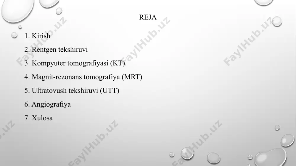 vchi usuldir. rentgen asosan suyak tuzilmalarini, masalan, bosh suyagi va umurtqa pog'onasini baholash uchun ishlatiladi. bosh suyagi rentgenogrammasi sinishlar, suyak destruksiyasi belgilari yoki tug'ma nuqsonlarni aniqlashda foydali bo'lishi mumkin. umurtqa pog'onasi rentgenogrammasi esa umurtqa pog'onasi sinishlari, dislokatsiyalari, osteoartrit belgilari va skolioz kabi holatlarni baholashda qo'llaniladi. ammo, rentgen yumshoq to'qimalarni yaxshi tasvirlamaydi, shuning uchun miya va orqa miya patologiyalarini aniqlash uchun kamroq ma'lumot beradi. rentgen tekshiruvining asosiy afzalligi uning tezligi va arzonligidir, lekin ionlashtiruvchi nurlanish ta'sirining mavjudligi cheklovchi omil hisoblanadi. kompyuter tomografiyasi (kt) kompyuter tomografiyasi (kt) mns patologiyalarini diagnostika qilishda keng qo'llaniladigan nur tekshiruv usulidir. kt rentgen nurlarini qo'llash orqali tananing kesma tasvirlarini yaratadi. kt bosh miya va umurtqa pog'onasining batafsil anatomik tasvirini beradi. kt, ayniqsa, suyak tuzilmalarini, qon ketishlarni (gemorragiyalarni), kaltsiylanishlarni va yirik o'smalarni aniqlashda samarali. kt tekshiruvi tez o'tkaziladi, bu esa shoshilinch holatlarda, masalan, insult yoki bosh miya jarohatida muhimdir. ktning kamchiliklari orasida ionlashtiruvchi nurlanishning yuqori dozasi va yumshoq …
