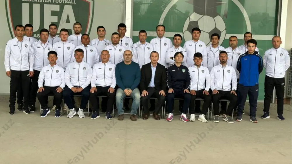 ko‘rsatadi. masalan, trenerning mashaqqatli mehnatga bo‘lgan munosabati, uning ijobiy fikrlash tarzini shakllantiradi va sportchi ham shu tarzda o‘rganadi. trenerning o‘rnak bo‘lishi nafaqat sportda, balki sportchining shaxsiy hayotida ham axloqiy qarorlar qabul qilishda muhim ahamiyatga ega. salbiy holatlar: etik me’yorlarning buzilishi oqibatlari agar trener axloqiy me’yorlarni buzsa, bu sportchining rivojlanishiga salbiy ta’sir ko‘rsatishi mumkin. trenerning adolatsizlik, tarafkashlik, beparvolik yoki so‘kinish kabi salbiy xulqlari sportchining ruhiyatiga salbiy ta’sir qiladi. bunday holatlar sportchining o‘ziga bo‘lgan ishonchini pasaytiradi, uning motivatsiyasini yo‘qotishiga, shuningdek, jamoa ichidagi munosabatlarni buzilishiga olib keladi. masalan, trener bir sportchini doimiy ravishda ortiqcha tanqid qilsa yoki unga nisbatan norozi munosabatda bo‘lsa, bu sportchining o‘ziga bo‘lgan ishonchsizligi va jamoada erishadigan muvaffaqiyatlari pastlashishi mumkin. trener va sportchi o‘rtasidagi ishonch muhitining axloqiy asoslari trener va sportchi o‘rtasidagi ishonchli muhit sportchilarning muvaffaqiyatli rivojlanishining asosi hisoblanadi. ishonch, hurmat va samimiylik asosidagi munosabatlar sportchilarni o‘z vazifalarini bajarishga, o‘z maqsadlariga erishishga undaydi. trener sportchiga yordam berishga tayyor bo‘lishi, uning …