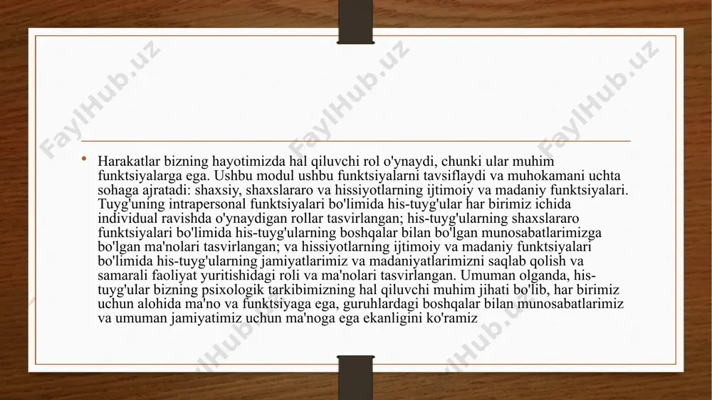 os xususiyatlari mavjud. bular: idrokning predmetligi, yaxlitligi, ma’lum tartibda tuzilishi, konstantligi, anglanganligi. idrokning predmetliligi. idrokning predmetliligi ob’ektivlash ham deyiladi va tashqi olamdan olingan ma’lumotlarni shu olamning o‘ziga qaratishida ifodalanadi. tashqi olamdan kelayotgan ma’lumot, obraz (masalan, o‘qilayotgan kitobning tasviri) bizning sezgi organlarimizda emas (ko‘z ichida emas), balki bizning tanamizdan tashqarida, tashqi olamda deb idrok qilinadi. bu xususiyatsiz odamning amaliy faoliyatini tasavvur qilib bo‘lmaydi. idrokning predmetliligi tug‘ma hisoblanmaydi. sub‘ektda olamning predmetliligini ochib beruvchi ma’lum harakatlar tizimi mavjuddir. bu yerda to‘yish va harakat sezgilari muhim rol o‘ynaydi. harakatlar ishtirok etmaganda idroklarimiz predmetlik sifatiga ega bo‘lmagan, ya’ni tashqi olam ob’ektlariga qaratilmagan bo‘lar edi. sezgi va idrokning farqini tushunish uchun quyidagi misolga murojaat kilamiz. b.g.ananev tomonidan bemor kishida kurish analizatorining sezgirligi (sezgi) saqlanib qolgan holda idrokning buzilishi tasvirlangan. davolanishning avval boshida u butun fazoni qandaydir uzluksiz yorug‘lik oqimi sifatida sezgan. keyinchalik (davolanish natijasida) shaklsiz ma’nosiz dog‘larni ajrata olgan. emotsiya (frans. lot. — larzaga keltiraman, hayajonlantiraman) …