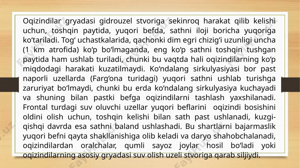 adida suv olish inshooti yopib qo‘yiladi. daryoning sarfi qancha bo‘lishidan qati nazar yuvish vaqti 0,5…1 soatni tashkil qiladi. xuddi shunday yuvish sxemasidan napori 2…3 m bo‘lgan, tog‘ xududlarida joylashgan, suv olish uzellarida ham foydalaniladi. kam suvlik davrda oqizindilarni yaxshi yuvish uchun toshlar, yuvilmaydigan bo‘lib qotib qolgan (samootmastka) joylar olib tashlanadi va oqim oqadigan kerakli joylar o‘yib qo‘yiladi. loyqani cho`ktirish maqsadida suv tindirgichlarni ishlatish suv tindirgichda loyqa cho`ktiriladigan davrda ekspluatatsiya xizmatining asosiy vazifasi – oqimni undan chiqishida yo`l qo`yiladigan loyqalikni ta’min etishdir. buning uchun barcha kanallar va himoyalanadigan uchastkalarni transportlash qabuliyatini bilish zarur. shu maqsadda (shu uchastka uchun) oqizindini har bir fraksiyasi alohida tr topish imkoniyatini beradigan har qanday usul bilan kanal uchastkasining transportlash qabiliyati aniqlanadi. suv tindirgichga kirishdagi haqiqiy (amalda) mavjud har bir fraksiyaning loyqaligi ent,i ni bilib, suv tindirgichda cho`ktiriladigan fraksiyaning loyqaligi hisoblanadi ammo suv tindirgichda cho`ktirib qoldirilgan oqizindining amaldagi hajmi hisoblangan hajmga nisbatan ko`p yoki oz bo`lishi mumkin, …