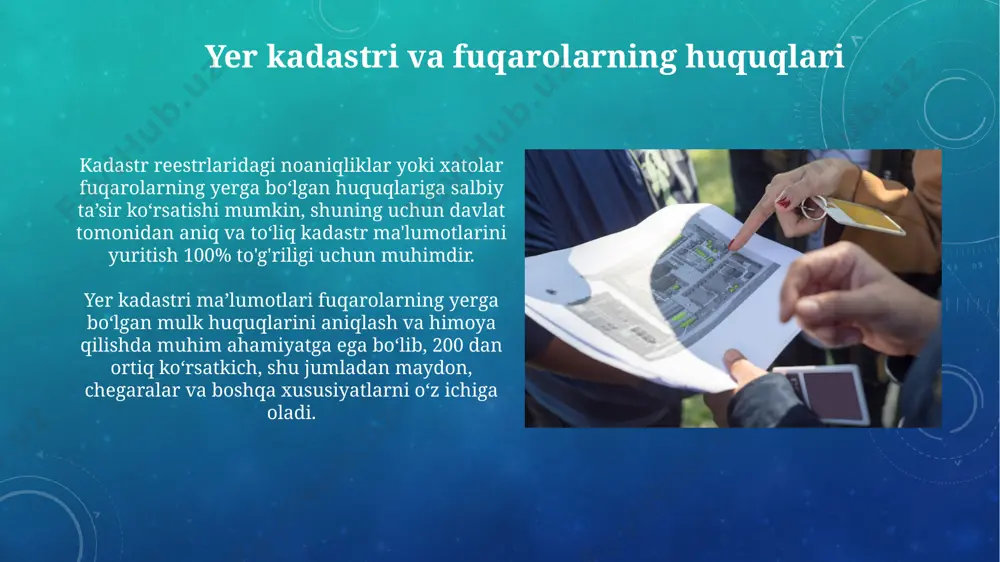 to'rtburchak kabi geometrik shakllar qo'llaniladi. murakkab shakldagi uchastkalarni hisoblash uchun esa koordinatalar va kompyuter dasturlari yordamida aniq hisob-kitoblar amalga oshiriladi. kadastr tizimining asosiy tamoyillari yer uchastkalarining huquqiy holatini aniqlash va ro'yxatga olishda kadastr tizimining asosiy tamoyillaridan biri – uning davlat tomonidan nazorat qilinishi va 3 ta asosiy davlat organining – yer resurslari, davlat geodeziya va kadastr agentliklarining birgalikdagi faoliyati hisoblanadi. kadastr tizimi geografik koordinatalar va 3d modellashtirish texnologiyalaridan foydalanib, yer uchastkalarining aniq chegaralarini va maydonlarini aniqlashga asoslanadi, bu esa 1:5000 dan 1:1000 gacha bo'lgan masshtablarda xaritalashni o'z ichiga oladi. kadastral xaritalar va ularning turlari kadastr xaritalari yer uchastkalarining chegaralarini, maydonlarini va boshqa xususiyatlarini aniq ko'rsatuvchi 1:5000, 1:2000 yoki undan kattaroq masshtabdagi maxsus xaritalardir. analog va raqamli (digital) kadastr xaritalari mavjud bo'lib, raqamli xaritalar geografik axborot tizimlari (gax) orqali boshqarilishi va tahlil qilinishi mumkin, bu esa samaradorlikni oshiradi. kadastral hujjatlar kadastr hujjatlari davlat tomonidan tasdiqlangan bo‘lib, ular yer uchastkalari bilan bog‘liq …