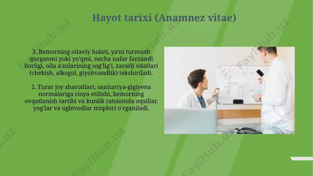i aniqlashi kerak. bemorlar 1 ta shikoyat yoki bir nechta, ba'zan 10 dan ortiq shikoyat bildirishlari mumkin. shikoyatlar anamnezning muhim qismi bo'lib, diagnostika jarayonini 60% ga yo'naltirishga yordam beradi. intervyu texnikasi bemor bilan suhbat paytida 7 ta asosiy nonverbal ishoralarga e'tibor qaratish zarur: ko'z kontaktini, yuz ifodalarini, tana tilini. bu ularning holati haqida qo'shimcha 80% ma'lumot berishi mumkin. suhbat texnikasi - bemor bilan ishonchli munosabat o'rnatishning 1-bosqichidir. 5 asosiy savol berib, uning shikoyatlarini, simptomlarining rivojlanishini va og'riq darajasini baholash muhim. oilaviy anamnez oilaviy anamnezda kamida 3 avlod haqida ma'lumot to'plash muhim: bemor, ota-onasi va bobo-buvilari. ushbu ma'lumotlar orqali nasliy kasalliklarning ehtimolini aniqlash mumkin. oilaviy anamnezda gipertoniya, diabet 2 turi, yurak kasalliklari kabi ko'p uchraydigan surunkali kasalliklarga alohida e'tibor beriladi, chunki ularning oilaviy moyilligi yuqori. dori-darmon anamnezi dori-darmon anamnezini olishda, dozalash rejimiga, dori dozasiga (masalan, 500 mg), qabul qilish chastotasiga (kuniga 2 marta) va davomiyligiga alohida e'tibor qaratish lozim. dori-darmon anamnezi …
