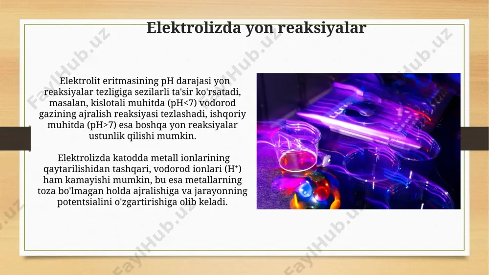 t potensiallari va eritmaning faol qarshiligiga bog'liq; masalan, 2v kuchlanishda jarayon tezlashadi. faraday qonunlari va ularning qo'llanilishi ikkinchi faraday qonuni esa, bir xil miqdordagi elektr zaryadi turli elektrolit eritmalarda ajralib chiqadigan moddalar massalarining ularning ekvivalent massalariga nisbatini aniqlaydi. faradayning birinchi qonuni, elektrodda ajralib chiqqan modda massasi o'tgan elektr zaryadiga to'g'ri proportsional ekanligini, ya'ni 96485 kulon (1f) zaryad 1 ekvivalent moddani ajratib chiqarishini ko'rsatadi. elektroliz jarayonining kinetikasi elektroliz jarayonining kinetikasi elektrod potensiallarining farqi (potensial gradiyenti) va elektroliz o'tkaziladigan eritmaning ionlar konsentratsiyasi kabi omillar bilan 10⁻⁶-10⁻⁴ sm/s oraligʻida oʻzgarib turadigan ionlarning diffuziya tezligiga bogʻliq. elektroliz jarayonining tezligi, 70-90% holatlarda, elektrod yuzasida sodir boʻladigan elektron almashinuvi reaksiyasi tezligi bilan chegaralanadi va bu reaksiyaning aktivatsion energiyasi reaksiya tezligiga sezilarli taʼsir koʻrsatadi. xavfsizlik choralari va ekologik jihatlar yuqori kuchlanishli elektr toki bilan ishlashda xavfsizlik qoidalariga rioya qilish, ya'ni himoya vositalaridan foydalanish (masalan, 1000v dan yuqori kuchlanish uchun maxsus qo'lqoplar) majburiydir. elektrolizdan chiqadigan gazlar (masalan, xlor, …