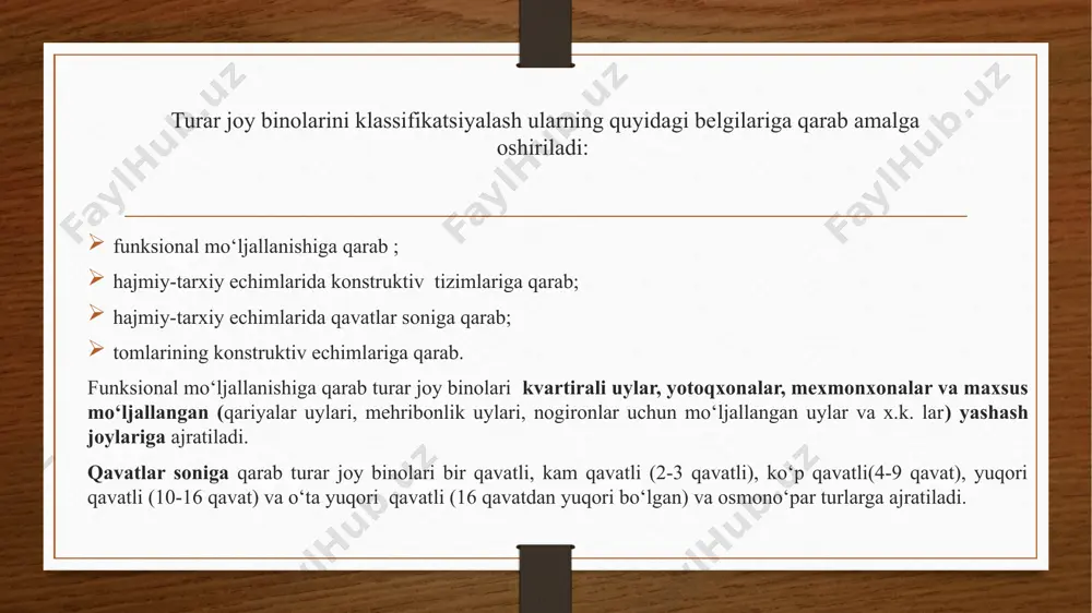 nali “yaxshilangan klassli” tarzda va “yuqori klass” qulaylikka ega bo‘lgan tarzda loyihalanadi. kvartiralarning umumiy maydonlari va xonalarining maydonlari ularning mo‘ljallanishi va yashovchilar soni hamda yaratiladigan qulaylilik klasslaridan kelib chiqqan holda 2.08.01-19 “turar joy binolari” shnqning 3-“turar joy uylar va ularning tarkibiy qismlari” bo‘limining kvartiralar (xonadonlar) qismining 1-majburiy jadvali hamda 7 ilovasi 1-2 tavsiyaviy jadvallari orqali aniqlanadi. har qanday kvartirani loyihalashda quyida keltiriladigan xonalarni ko‘zda tutmoq lozim: yashash xonalari (umumiy xona, yotoq xonalar), oshxona, dahliz, yuvinish va xojat xonalari, yozgi xonalar (ayvon) hamda yuklarni saqlash uchun maxsus devor ichiga qurilgan yoki taxmonsimon shkaflar. umumiy xonalar boshqa xonalardan himoyalangan holda mebellar va boshqa jihozlarni joylashtirishda qulaylikka ega bo‘lish uchun 1:1 va 1:1,5 nisbatda loyihalanadi, lekin bazi bir hollarda kvartiradagi barcha xonalar soni uch va undan ortiq bo‘lgan hollarda yotoqxonalarning biridan umumiy xonaga chikish eshigi ochish uchun ruxsat beriladi. yotoq xonalari kvartiralarda mo‘ljallanishi bo‘yicha bir necha xil bo‘lishi mumkin:-ota-onalaruchun, ota-ona va uch yoshgacha …