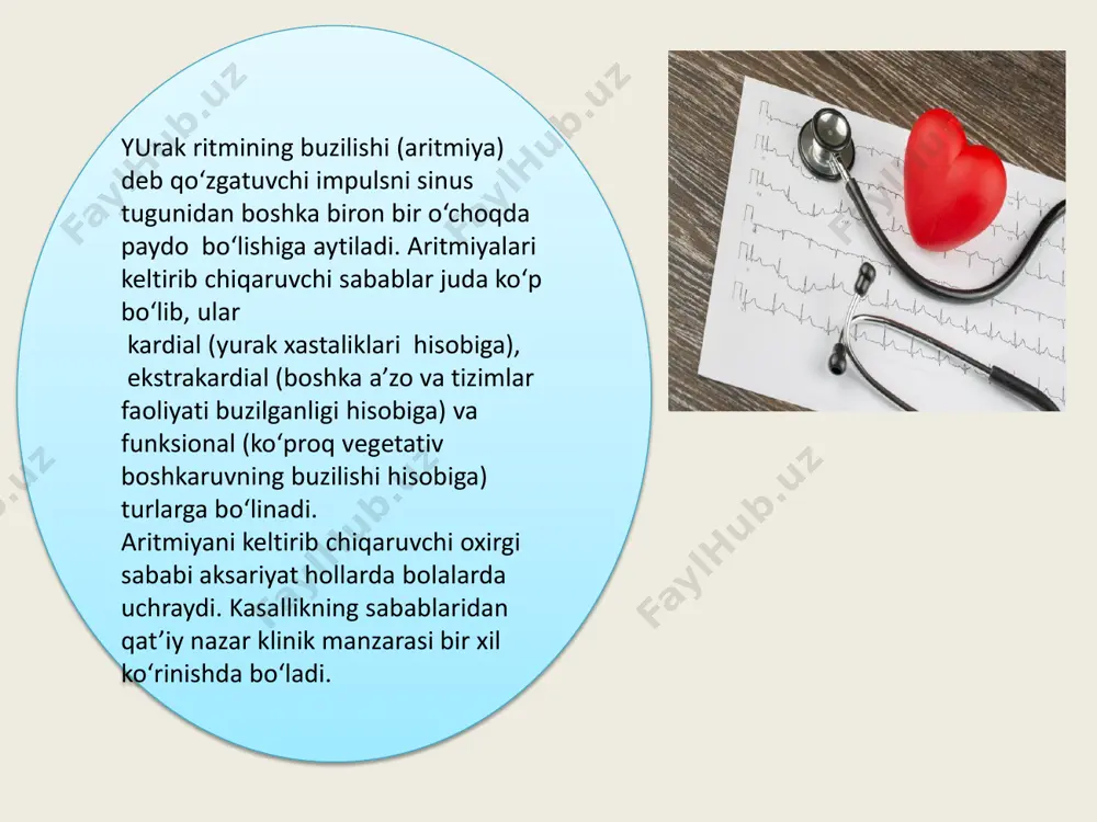 roq 5) qrs kompleks o‘zgarmagan. avq 2 darajasini 2 tip ya’ni mobits 2 belgisi. ekgda p-q oralig‘i normal yoki bir oz kengaygan lekin bir xil p tishchadan keyin noritmik, noregulyar qrst tushib qoladi. avq 3 darajasi ekgda p-q oralig‘i bir xil,normal yoki biroz uzaygan,lekin regulyar va ritmik xar ikkinchi yoki uchunchi p tishchadan keyin qrst tushib qoladi avq 3 darajasi buni ko‘ndalang qamal ham deyiladi. bunda sinus tugundan chiqqan impulslar bo‘lmachalar qo‘zg‘alishiga olib keladi lekin birortasi ham av tugundan o‘tmaydi va qorinchalarga etib kelmaydi.qorinchalar o‘zini ritmida qisqaradi. agar qamal proksimal tipda bo‘lsa qorinchalar av birikmadan chiqqan impulslar hisobiga qisqaradi,distal tipda giss tutami oyog‘chalaridan chiqqan impulslar hisobiga qisqaradi. ekgda p-p oraliqlar bir xil, r-r oraliqlar bir xil lekin p-q oraliqlar xar xil bo‘ladi. proksimal tipdagi qamalda qorinchalarni qisqarish soni 50-60 ta atrofida, qrs o‘zgarmagan normal bo‘ladi. distal tipdagi qamalda qorinchalar qisqarish soni 30-40 ta bo‘lib qrs kengaygan,giss tutami oyog‘chalari qamaliga o‘xshab …