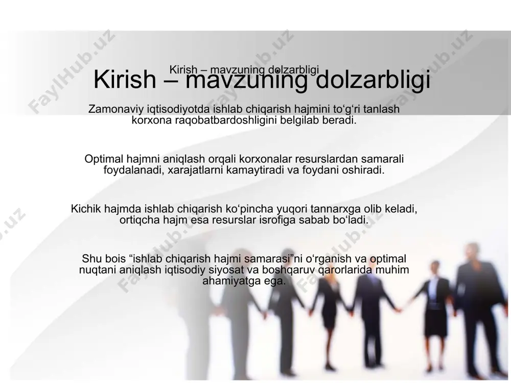 da tahlil: optimal hajm qayerda optimal hajm – bu ishlab chiqarish tannarxi eng past darajaga tushadigan nuqta. grafik ko‘rinishda bu o‘rtacha xarajatlar (ac) egri chizig‘i minimum bo‘lgan joyda yuz beradi. shu nuqtadan boshlab ishlab chiqarish hajmi oshganda qo‘shimcha samaradorlik kamayadi yoki “diseconomies of scale” paydo bo‘ladi. optimal hajmni aniqlashda quyidagi ko‘rsatkichlar tahlil qilinadi: o‘rtacha va chegaraviy xarajatlar (ac va mc) foyda maksimal nuqtasi (tr – tc eng katta bo‘lgan joy) resurslardan foydalanish darajasi amaliyotda optimal hajm har bir tarmoq va korxona sharoitiga qarab farq qiladi. formulalar: o‘rtacha va chegaraviy xarajatlar formulalar: o‘rtacha va chegaraviy xarajatlar 🔹 o‘rtacha xarajat (ac – average cost): 𝐴𝐶=𝑇𝐶𝑄ac=q tc bu yerda tc – jami xarajatlar, q – ishlab chiqarilgan mahsulot hajmi. har bir mahsulot birligiga to‘g‘ri keladigan o‘rtacha xarajatni ko‘rsatadi. 🔹 chegaraviy xarajat (mc – marginal cost): 𝑀𝐶=δ𝑇𝐶δ𝑄mc=δqδtc bu yerda δtc – jami xarajatlardagi o‘zgarish, δq – ishlab chiqarish hajmidagi o‘zgarish. qo‘shimcha bitta mahsulot ishlab …