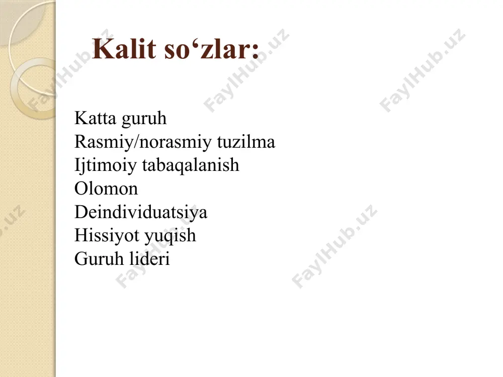 siyosiy yetakchilar) norasmiy liderlar (odamlar orasida obro‘li bo‘lgan, rasmiy lavozimi bo‘lmasa ham ta’sir kuchiga ega) a’zolar (ko‘pchilik, passiv yoki faol ishtirokchilar) subgruppalar (kichik norasmiy guruhlar, masalan, sinf ichidagi do‘stlar guruhi) 🔖 tabaqalanishi: ijtimoiy guruhlar tashqi va ichki tabaqalanishga ega: tashqi tabaqalanish: ijtimoiy mavqe, kasb, iqtisodiy holat asosida (masalan: ishchi sinf, o‘rta sinf ). ichki tabaqalanish: guruh ichidagi ijtimoiy rollar va statuslar (masalan: faol-talaba, passiv-talaba, norasmiy lider). ishxona jamoasida rasmiy direktor bor, lekin ba’zida norasmiy “yosh yetakchi” ishchilar guruhiga katta ta’sir ko‘rsatadi. bu ijtimoiy rollarning tabaqalanishidir. 9 3. olomon psixologiyasi olomon — bu vaqtincha, emotsional birlashgan, rasmiy tuzilmasiz katta guruhdir. ular ko‘pincha umumiy g‘oya, qo‘rquv, norozilik yoki shunchaki hodisa ta’sirida birlashadi. gyustav lebonning aytishicha, odam olomon tarkibida o‘ziga xosligini yo‘qotadi, psixik ustanovka shaklidagi har bir odamda turlicha rivojlangan sotsial ong, sotsial qadriyatlar, normalar va axloqiy cheklashlar o‘chadi. ongsiz poydevor, har bir odamda uning irqidan, millatidan, jinsidan, yoshidan qat’iy nazar bir xil …