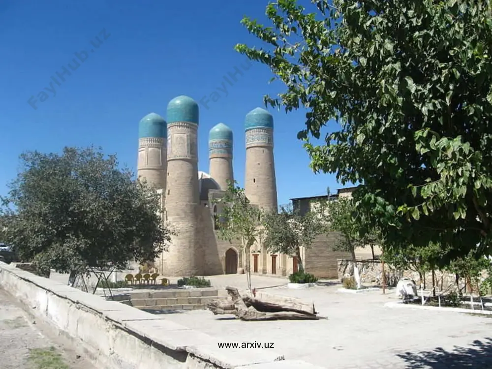 еках, когда были построены большинство из его изумительных мечетей и медресе, караван-сараев и бань, крепостных стен и ворот, а также крупные архитектурные ансамбли и усыпальницы. до наших дней сохранились стены старинной цитадели, более 140 архитектурных памятников мусульманской эпохи (минарет пои-калян xii века, медресе кукельдаш и улугбека xi—xvi веков, ляби-хауз xvi—xvii веков, мавзолей исмаила самани ix—x веков), удивительные кварталы и узкие улочки старого города. в сохранившихся памятниках чётко прослеживаются черты местной самобытной архитектурной школы, свидетельствующей о незаурядном мастерстве бухарских зодчих. www.arxiv.uz www.arxiv.uz www.arxiv.uz www.arxiv.uz в 1500 году было образовано бухарское ханство, которое в 1756 году было переименовано в бухарский эмират. в 1868 году он попал в вассальную зависимость к российской империи и получил статус её протектората. в 1900 году в бухаре насчитывалось 365 жилых кварталов и 60 внутригородских базаров. 2 сентября 1920 года ркка в результате трехдневного штурма захватила бухару. значительная часть города была разрушена.14 сентября были образованы всебухарский революционный комитет, …