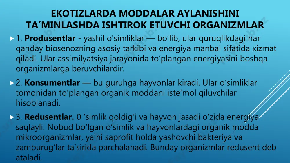 rmon biotsenozi oʼrmon biotsenozidagi yaruslilik: 1-yer osti yarusi; 2- tuproq yuzasi yarusi; 3- past boʼyli butalar yarusi; 4-baland boʼyli butalar yarusi; 5-daraxtlar yarusi biotsenozdagi organizmlar bir—birlari bilan bogʼliq boʼladi. bu bogʼlanishlar jamoadagi yashash sharoitini va ularning ovqatlanish yoʼllarini belgilaydi. beklemishev v.n. klassifikatsiyasiga koʼra oʼzaro bevosita va bilvosita bogʼlangan organizmlar orasidagi munosabatlar toʼrt tipga boʼlinadi: 1. trofik 2. topik 3. forik 4. fabrik. trofik bogʼlanishlar bir tur ikkinchi tur bilan oziqlansa (bu tirik yoki oʼlik organizmlar qoldigʼi boʼlishi mumkin), hayoti davomida shu yoʼl bilan tayyorlangan mahsulotlardan oziqlanishda foydalaniladi. topik bogʼlanishlar — bir organizm hayoti boshqa bir organizmning yashash sharoitida kelib chiqadigan fizikaviy va kimyoviy oʼzgarishlarga sababchi boʼladi, masalan: oʼsimliklar boshqa organizmlarga ularning hayot muhitni oʼzgartish orqali taʼsir koʼrsatadi. forik bogʼlanishlar — bir turning tarqalishida boshqa bir turning qatnashuvidir. bunda asosiy rolni hayvonlar oʼynaydi. hayvonlar yordamida oʼsimliklarning urugʼlari, sporalari va changlari tarqaladi. fabrik bogʼlanishlarda bir tur baʼzan oʼz faoliyatlarida boshqa turlar qoldiqlarini …