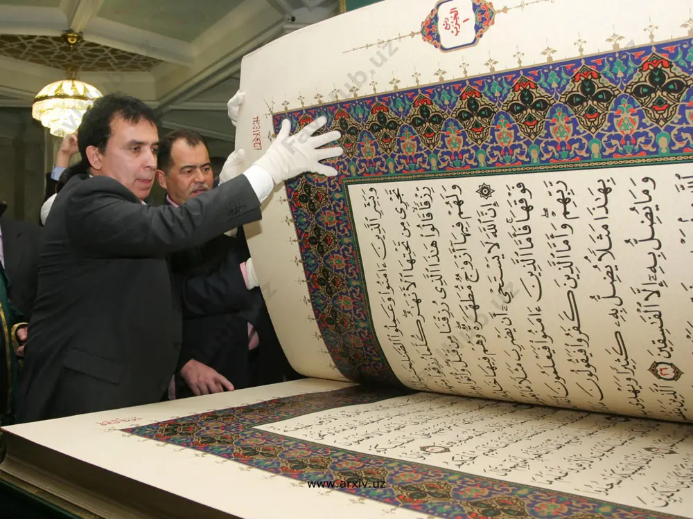 riladi. prezidentimiz islom dini peshvolariga yuzlanib shunday dedi: «ulamolar safiga turli baqiroqlar, kuni kecha partbiletini ko’tarib raykomga yugurgan, bugun sallani qiyshiq o’rab masjitga yo’rg’alagan beburd kimsalar adashib kirib qolmasin. yaxshi odam har kuni e’tiqodini almashtirmaydi. e’tiqod va imon bir libos emaski, bugun bunusini yechib tashlab, ertaga yangisini kiysang» www.arxiv.uz www.arxiv.uz insondagi ongida shakllangan qdriyatlar, porloq kelajak, ozod va obod vatan orzusida sobitlik, erkin va farovon hayot qurishga intilish va ishonch sog’lom e’tiqod natijasi, ifodasi yoki namoyon bo’lishidir. yoshlar ongida sog’lom e’tiqodni shakllantirish muammosi hech qachon o’z dolzarbligini yo’qotmaydi. inson e’tiqodi, deyilganda faqat din tushunilmaydi. din e’tiqodning o’ziga xos ko’rinishi bo’lib, u ham jamiyatda o’ziga xos vazifalarni bajaradi. diniy e’tiqod deyilganda insonning o’z irodasidan yuqori turuvchi oliy ruhiy zotga qat’iy ishonch, ilohiy madaddan umidvorlik, ma’lum bir tasavvur, aqida, muqqaddas kitob, payg’ambarlar, avliyolar va boshqalarga ishonchni tushuniladi. har bir din va diniy konfessiyalarning o’ziga xos aqidalari mavjuddir. barcha dinlarda ya’shilikka undaladi. lekin, …