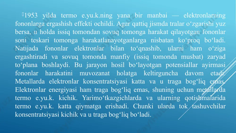 ta’sirida issiqlik hodisalari ro’y berishi mumkin. buni termoelektrik hodisalar deb ataladi. uning hosil bo’lish tabiati bilan bog’liq bo’lgan quyidagi effekt bilan tanishamiz. zeebek effekti. 1821 yilda nemis fizigi t.zeebek berk zanjirni tashkil elgan ikki xil metalning kavsharlangan qismlarini turli temperaturalarda ushlab turilsa, zanjir bo’ylab oquvchi elektr tokni qayd qiladi. kavsharlangan nuqtalardagi temperaturalar farqining ishorasi o’zgartirilsa, tok yo’nalishi ham o’zgaradi. termo eyuk hosil bo’lishining sababi shuki, kavsharlangan turli metallarning qizigan uchidagi yuqori energiyali elektronlar konsentratsiyasi sovuq uchiga nisbatan ko’proq bo’ladi va tez elektronlarning issiqroq uchidan sovuq uchiga qarab diffuzion oqimi vujudga keladi, o’tkazgichlarning issiq uchlari yaqinida esa elektronlarning kamayishi hisobiga ular musbat zaryadlanadilar. sovuq uchlari manfiy zaryadlanadi, natijada o’tkazgichlarning uchlarida potentsiallar farqi vujudga keladi. berk zanjirlarda ko’pgina metallar jufti (masalan cu-bi, ag-cu, au-cu) uchun elektr yurituvchi kuch-kontakdagi temperaturalar farqiga to’g’ri proportsional bo’ladi: bunda -termoelektr yurituvchi kuch deyiladi. t1>t2 hoi uchun tokning yo’nalishi strelka bilan ko’rsaatilgan (6.6-rasm). masalan, uchun temperaturalar farqi 100 …