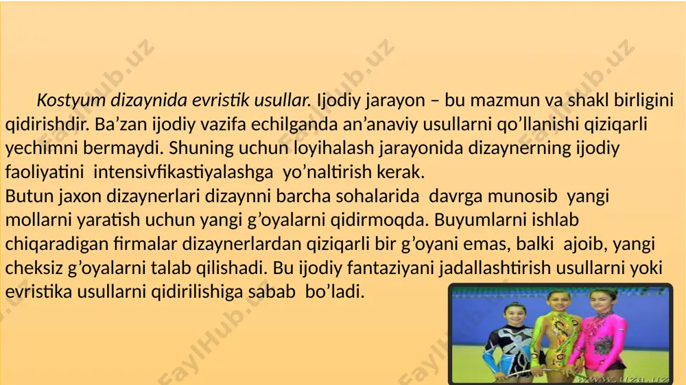 birikmasi, har xil tuzilishlarning birikmalari doimo qiziqtiradi. assotsiastiyalar har xil bo’lishi mumkin: buyumli, abstrakt, psixologik va noreal. asfaltda ko’lmaklar, muzni yaltiraganligi, yo’lda yoki daladagi loyning fakturasi, yomg’ir tomchisi, derazada ayozning rasmlari va b. - bular barchasi ixtiro qilish chun ozuqa berishi mumkin. dar haqiqat, dizaynerning fikri muayyan yo’nalishda bo’lishi uchun u doimiy professional mashqlar qilishi lozim. k.dior quyidagicha izhor qilgan: “aslda, barcha meni bilganim, ko’rganim yoki eshitganim hammasi meni vujudimda ko’ylakka o’zlashtiriladi”. analogiya (o’xshash) usuli – qo’yilgan vazifani echish usuli. bu usulda tarixiy, xalq va milliy kostyumdan, muhandislik yechimlardan, me’mor inshoatlaridan olingan o’xshash yechimlar yaratiladi. bionik usuli bionika konkret ob’ektlarni tahlilidan iborat. masalan, hashoratlar kanotlarini tahlil etib, yangi o’ralish shakllarni, ustki kiyimlarni qavatlanishini, detallar transformastisini yaratish mumkin. ba’zi hashoratlarni nurlanishi ichiga yoritqich o’rnatilgan poyabzalni yaratish g’oyani to’g’diradi . dizaynda bionik yondoshish o’zgacha konstruktiv bug’umlarni, yangi xususiyatli fakturalarni hosil qilishga imkon beradi. neologiya usuli xorijiy va o’z mamlakatiga oid loyihalashda yot …