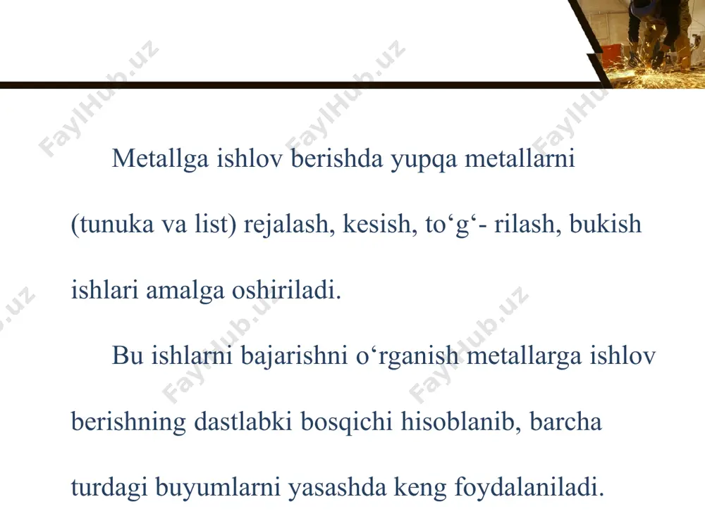 qistirib olib bajarish ham mumkin (76-rasm, e). bu esa qisqa о‘lchamli tunukalarni kesishda qulay hisoblanadi. uchinchi bosqich. kerakli о‘lchamda kesib olingan yupqa metallni tо‘g‘rilash ishlarini bajaring. bunda: yupqa metallni sandon (plita)ga qо‘yib, chizg‘ich yordamida qavariqlikni aniqlang, uning chegaralarini bо‘r yoki grafitli qalam bilan belgilab chiqing. qavariqlar soni va ularning joylashishiga qarab zarb berish ketma-ketligini aniqlang: – agar zagotovkada yupqa metallning о‘rtasida bitta qavariq bо‘lsa, u holda zarb yupqa metallning chetidan boshlab qavariq tomon berib boriladi (77-rasm, a); – agar qavariqlar yupqa metallning chetlarida joylashgan bо‘lsa, zarblarni yupqa metallning о‘rtasidan chetlariga qarab berib borish kerak (77-rasm, b); – bir nechta qavarig‘i bor yupqa metallarda zarb qavariqlar orasiga beriladi, shundan keyin har qaysi qavariq alohida tо‘g‘rilanadi (77-rasm, d). 77-rasm. yupqa metallni tо‘g‘rilash usullari. 3. yupqa metall yuzida to‘lqinsimon joylar yо‘qotilganidan keyin uni ag‘darish va yengil zarblar berib tо‘g‘ri chiziqlilikni tiklashda: – yupqa metallni maxsus plita ustiga qо‘ying, uni chap qо‘l bilan ushlab …
