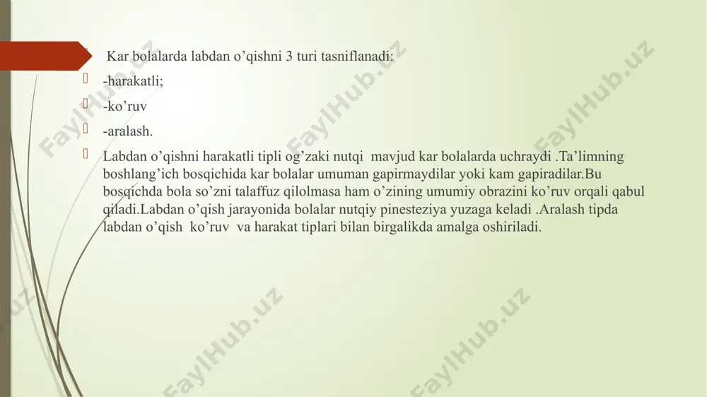 a nutqni rivojlantirishning o’ziga xos xususiyatlari bilan bog’liq. unga qiziqish va o’rganish qobiliyatini rivojlantirish, fikrlash, xotira va tasavvurni, diqqat va kuzatishni rivojlantirish kiradi. eshitish qobiliyatini rivojlantirish darslarida zamonaviy texnologiyalardan foydalanish bolalarda quyidagi sifatlarni shakllantirishga yordam beradi:atrofdagi dunyoning axborot oqimlarida harakat qilish, ma’lumot bilan ishlashning amaliy usullarini o’zlashtirish, zamonaviy texnik vositalardan foydalangan holda ma’lumot almashish imkonini beradigan ko’nikmalarni rivojlantirish. – ta’lim uchun ijobiy turtki berib, o’quvchilarning bilim faolligini faollashtiradi. eshitmaydigan bolaning tafakkuri sekinroq rivojlanadi, ammo har qanday yoshda ham aqli butunligicha qoladi. bu shuni anglatadiki, kar bolalarning potentsial imkoniyatlari eshitish qobiliyati bilan bir xil. ushbu imkoniyatlarni amalga oshirish nafaqat eshitish va nutqni rivojlantirishga, balki umuman barcha bilish faoliyatini shakllantirishga, bilim, ko’nikma va malakalar bilan qurollantirishga qaratilgan maxsus tashkil etilgan o’quv jarayonida erishiladi. eshitish qobiliyatini rivojlantirish darslarida eshitish qobiliyatining buzilishi bilan nafaqat nutq, balki o’quvchilarning umumiy bilish faoliyati g’ayritabiiy ravishda rivojlanib borishini hisobga olish kerak, bu mantiqiy operatsiyalarning kam rivojlanganligi, aks ettirish …