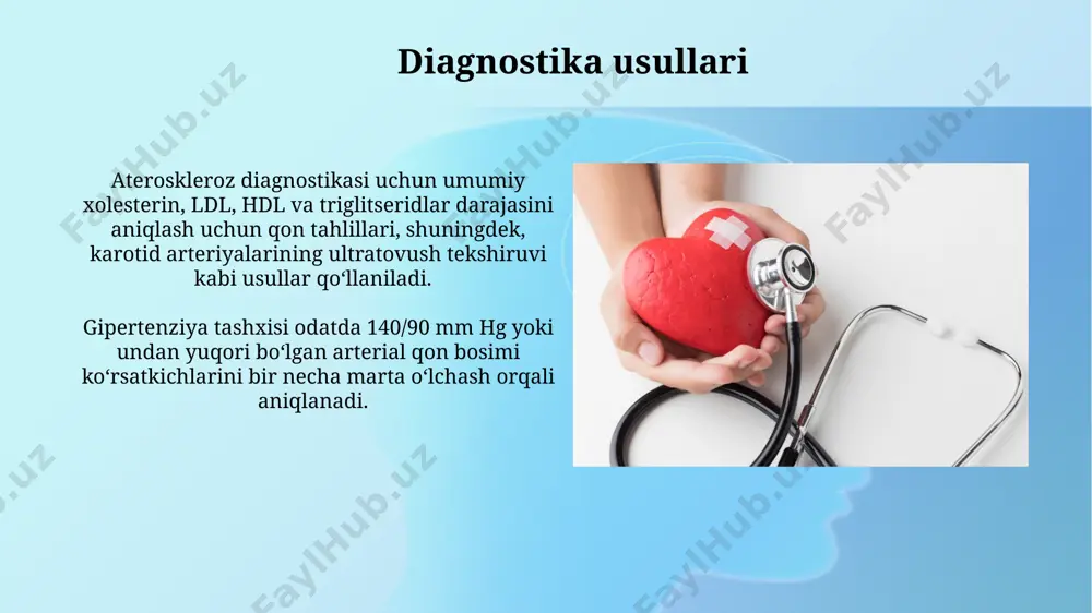 ladi. ateroskleroz va gipertenziyaning o'zaro bog'liqligi ateroskleroz natijasida toraygan qon tomirlari qon oqimiga qarshilikni oshirib, gipertenziyani kuchaytiradi, bu esa yurak-qon tomir kasalliklari xavfini yanada oshiradi. gipertenziya ateroskleroz rivojlanish xavfini 2-6 baravar oshiradi, chunki yuqori qon bosimi qon tomirlarining devorlariga shikast yetkazadi va ateroskleroz plakining hosil bo'lishiga olib keladi. xavf omillari ateroskleroz va gipertenziya xavf omillarining 20-40%i genetik moyillik bilan bog'liq bo'lib, qolgan qismi turmush tarziga bog'liq omillar bilan belgilanadi. yuqori xolesterin miqdori (ldl xolesterin 160 mg/dl dan yuqori) ateroskleroz rivojlanish xavfini sezilarli darajada oshirib, gipertenziya xavfini kuchaytiradi. profilaktika choralari sog'lom ovqatlanish, ya'ni meva, sabzavot va tola miqdori yuqori bo'lgan, yog' va tuz miqdori past bo'lgan dieta ateroskleroz va gipertenziya xavfini 20% ga kamaytirishi mumkin. yuqori qon bosimi va ateroskleroz profilaktikasi uchun kuniga kamida 30 daqiqa o'rtacha jismoniy faoliyat bilan shug'ullanish, masalan, tez yurish yoki suzish tavsiya etiladi. e'tiboringiz uchun rahmat @taqdimot_robot image2.jpg image3.jpg image4.jpg image5.jpg image6.jpg image7.jpg image8.jpg image9.jpg image10.jpg …
