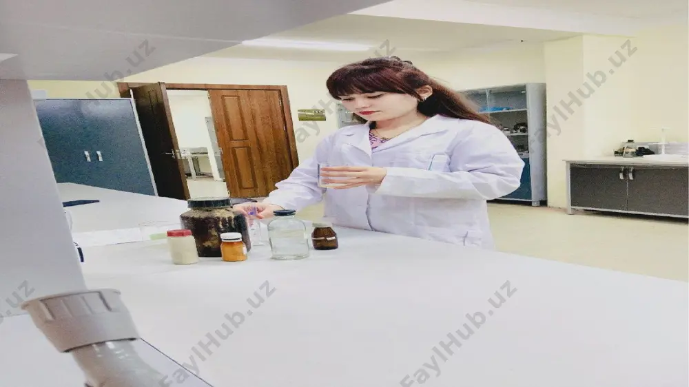 katorlar o‘zgaradi. ohakli suv, permanganat eritmasi, yod, kumush nitrat va qo‘rg‘oshin asetatlar ishlatiladi. tartibli yondashuv xatoliklarni kamaytiradi. bu yondashuv laboratoriya ishlarida zarur hisoblanadi. gazlarning ajralish belgilarining solishtirilishi karbonat ionidan co₂ ajraladi va ohakli suv bilan aniqlanadi. sulfit ionidan so₂ ajraladi va permanganat bilan sinovdan o‘tadi. sulfid ionidan h₂s chiqadi va detektor qog‘oz bilan aniqlanadi. har uchala gaz ham o‘ziga xos hid va reaksiyaga ega. co₂ gazining hidi yo‘q, lekin ohakli suvni bulutlaydi. so₂ o‘tkir va g‘alati hidli gaz bo‘lib, ko‘zni achishtiradi. h₂s esa juda o‘tkir hidga ega bo‘lib, zaharli hisoblanadi. bu gazlar laboratoriyada ehtiyotkorlik bilan ishlatiladi. karbonatlarning qo‘llanilishi karbonat tuzlari sanoatda, tibbiyotda va laboratoriyalarda keng qo‘llaniladi. natriy karbonat kir yuvish vositalarida ishlatiladi. kaltsiy karbonat qurilish materiallarida va tish pastalarida mavjud. karbonatlar laboratoriyalarda tampon eritmalarda ham ishtirok etadi. ular suvni yumshatishda muhim rol o‘ynaydi. kislotalikni neytrallashda ham karbonatlar ishonchli vositadir. ayrim karbonatlar oziq-ovqat sanoatida qo‘shimcha sifatida ishlatiladi. karbonatlar ph muvozanatini ta’minlashda …