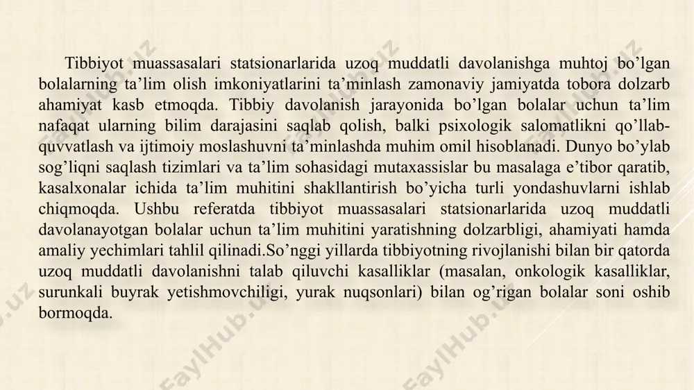 saqlash tizimi va ta’lim tizimi o’rtasidagi integratsiya hali to’liq shakllanmagan.mavzuning dolzarbligi nafaqat ta’limning uzluksizligini ta’minlash bilan bog’liq, balki davolanish jarayonidagi psixologik va emotsional omillarni ham qamrab oladi. tadqiqotlar shuni ko’rsatadiki, ta’lim bilan shug’ullanish bolalarda stress darajasini pasaytiradi, o’ziga bo’lgan ishonchni oshiradi va kasallik bilan kurashishda ijobiy motivatsiya hosil qiladi. shu nuqtai nazardan, kasalxonalar ichida ta’lim muhitini yaratish nafaqat pedagogik, balki tibbiy va ijtimoiy nuqtai nazardan ham muhim hisoblanadi. uzoq muddatli davolanishga muhtoj bolalar uchun ta’limning ahamiyati uzoq muddatli davolanishga muhtoj bo’lgan bolalar uchun ta’limning ahamiyati bir necha jihatdan namoyon bo’ladi. birinchidan, ta’lim bolalarning intellektual rivojlanishini qo’llab-quvvatlaydi. kasalxona sharoitida uzoq vaqt yotgan bolalar o’z tengdoshlari bilan muloqot qilish va bilim olish imkoniyatidan mahrum bo’ladi, bu esa ularning kognitiv qobiliyatlariga salbiy ta’sir ko’rsatishi mumkin. masalan, aqshda o’tkazilgan tadqiqotlardan biri shuni ko’rsatadiki, onkologik kasalliklar bilan kasalxonada davolanayotgan bolalar orasida muntazam ta’lim olmaganlarning o’qish va matematika bo’yicha ko’rsatkichlari sezilarli darajada pasaygan (smith et al., …