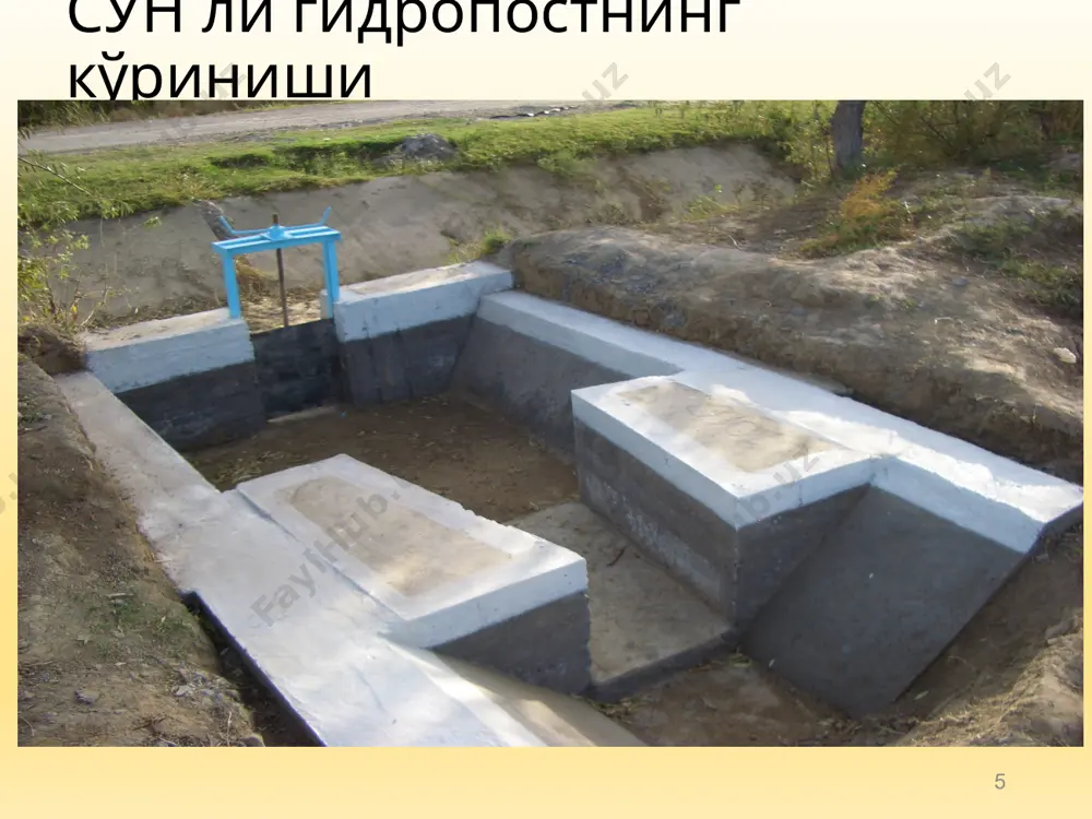 asi (2); suv oqimi chuqurligini (n) va tezligini (v) o‘lchash stvori (3); ko‘prikka (4) qo‘zg‘almas qilib mahkamlangan; shtokreyka (5); novning yon devoriga yopishtirilgan egri reyka (6) lardan iborat. tanlangan va unga tutashgan nov seksiyalari bir xil nishablikda bo‘lishi kerak. graduirovkalangan parabolik nov. 1 – novlarning tutash chizig‘i; 2 – nov seksiyasi; 3 – gidrometrik stvor; 4 – ko‘prikcha; 5 – shtok-reyka; 6 – suv o‘lchash reykasi; 11, 21, 31 tikliklar novni graduirovkalash. q = f( h) sarf egri chizig‘i va uningarini jadval ko‘rinishida olish uchun qmin dan qmax gacha qiymatda uch tiklikda gidrometrik vertushka yordamida suv sarfi o‘lchanadi. taqqoslash uchun o‘rta tiklikda bir nuqtali usul qo‘llaniladi. 20 саниири сув ўлчаш новининг афзалликлари ва камчиликлари афзалликлари: - юқори бьефда нисбатан кам димланиш хосил қилади; - иншоотнинг сув ўтиш қисмида тезлик ортади ва у кам лойқаланади; - ўлчаш аниқлиги нисбатан юкори; - ўрнатилган жойда даражалашни талаб қилмайди ва хоказо. камчиликлари: - кам …