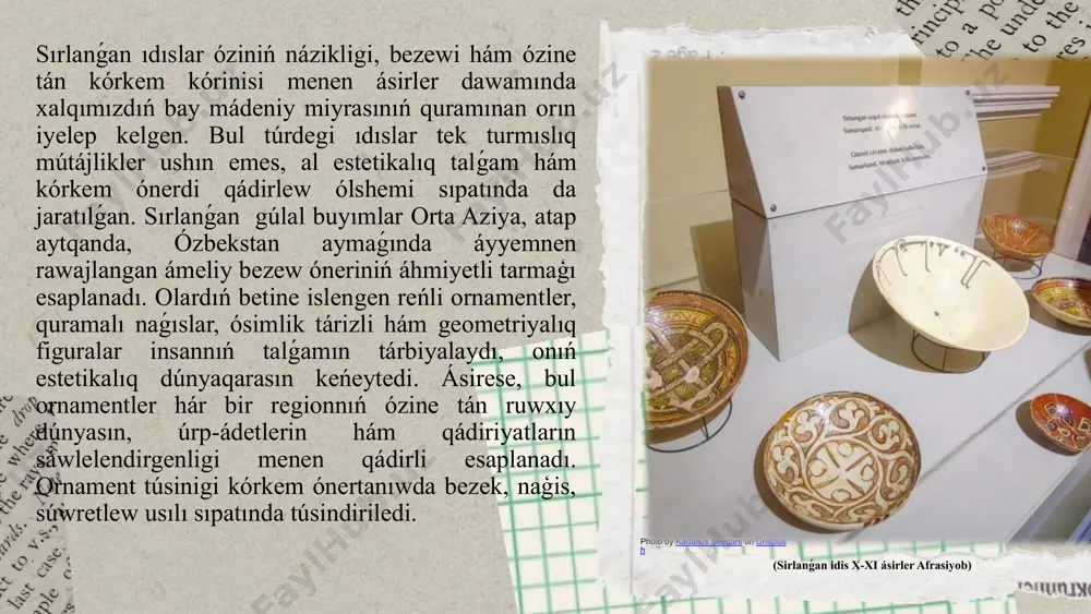 lıq, ósimlik tárizli, haywanat hám epigrafikalıq usıllar ayrıqsha orın tutadı. hárbir usıl óziniń ózgeshelikleri, forma túrleri hám mánisleri menen ajıralıp turadı hám milliy ónermenchilikte keń qollanıladı. bul usıllar arqalı sırlanǵan ıdıslardıń tek ǵana bezek kórinisi emes, al mádeniy hám tariyxıy miyrası da sáwlelendiriledi. sırlanǵan ıdıslardıń betinde eń kóp ushirasatuģın bezew túrlerinen biri. olar tiykarınan ápiwayı figuralar - dóńgelek, kvadrat, úshmúyeshlik, romb sıyaqlı figuralar tiykarında dúziledi. bul figuralar bir-birin tákirarlap, simmetriyalıq kompoziciyalardı payda etedi. geometricheskiye ornamentı ónermenchilikte taza sızıqlar, anıq sızılmalar arqalı kórsetiledi, olar ıdıstıń betin bezep, oǵan tártip hám ózine tán ritm baǵıshlaydı. bul usıl tiykarınan zamanagóy kórkem ónerge de tásir kórsetken bolıp, onıń ápiwayılıǵı hám ózine tánligi sebepli universal bezek sıpatında qádirlenedi. (panjikent qitay joqari darejede sirlanǵan idisi xv ásir) geometriyalıq figuralar tek ǵana bezew emes, al kóbinese simvollıq mániske de iye; misalı, sheńber sheksizlikti, kvadrat bolsa turaqlılıq hám bekkemlikti anlatıwı múmkin. samarqand bolsa sırlanǵan ıdıslar kórkem ónerinde ózine …