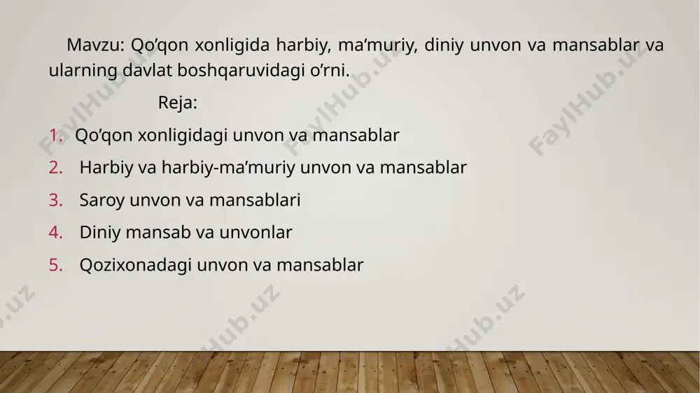 » maqolasi juda ham dolzarb va qimmatlidir. markaziy osiyo davlatlarining «tarixini o’rganish tarixchi va huquqshunos olimlar oldila typgan muhim va aslo kechiktirib bo’lmaydigan vazifadir, chunkn bunday ilmiy izlanishlarning ilmiy va nazariy ahamiyati benihoya kattadir», deb yozadi bo’riboy ahmedov2 shu kabi mulohazalarga tayanib va o’nlab mahalliy tarixchilarning xix asrda yozib qoldirilgan, tarixiy asarlarining ma’lumotlari asosida bizni qiziqtirayotgan masalalarni yoritish yo’li bugungi kunga kelib yuzaga keldi. ayni paytda qo’qon tarixiga oid adabiyotlar soni ellikdan oshdi, ammo ulardagi muhim ma’lumotlar ilmiy izlanishlar doirasiga to’liq jalb etilmagan. bu ma’lumotlar tapqoq holda bo’lishiga qaramay muayyan bir tadqiqotni talab qiladi. qo’qon xonligidagi unvon, mansab va amallar haqida mahalliy mualliflardan «turkiston viloyatining gazeti» muharriri mullo. olim mahdum hoji «tarixi turkiston» nomli asarida3 to’xtalib o’tgan. u xonlikdagi amaldorlarnn 24 darajaga bo’lib, bu haqda quyidagilarni yozadi: «ho’qand xonliklari asrida joriy bo’lib turgan har xil mansablar, chunonchi: mingboshi va amirilashkarlik: mansabi. bu mansab voyennuy ministrlik qatorida bo’lub, ondin boshqa hukumatning …
