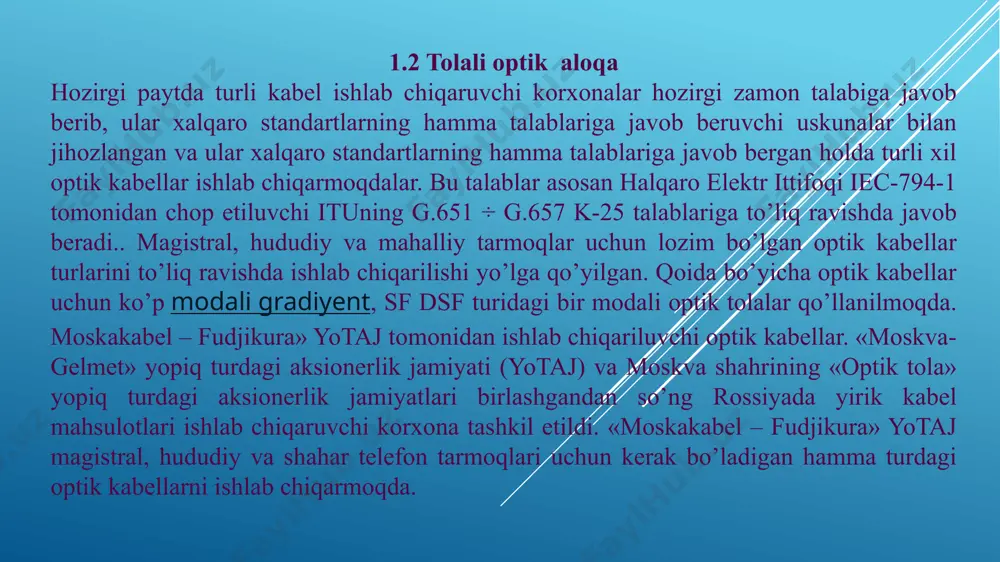 ing yadrosi kichikroq (<10 mikrometr) va qimmatroq komponentlar va o'zaro bog'liqlik usullarini talab qiladi, ammo ancha yuqori va yuqori mahsuldorlikdagi bog'lanishlarga imkon beradi. ham bitta, ham ko'p rejimli tola turli navlarda taqdim etiladi. 2.2. optik aloqa tizimlarining tuzilish prinsiplari. optik aloqada axborotlarni yorug‘lik yoki optik signallar ko‘rinishida uzatish va qayta ishlash amalga oshiriladi[8]. optik aloqa uchun yorug‘lik nurlanishi va to‘lqin uzunligi turini tanlash uzatilayotgan axborot xarakteriga, shuningdek nurlanish hosil qilish imkoniyalariga, undan signal shakllanishiga, yorug‘lik to‘lqinini uzatish va qayta ishlashga va nihoyat, axborotga ega signalni qabul qilishga bog‘liq. optik aloqa tizimining umumlashgan tuzilish sxemasi 1.1 – rasmda keltirilgan. sxema optik aloqning turlari tolali optik aloqa va ochiq optik aloqaga xos standart bloklardan (elementlardan) tashkil topgan. axborotlar manbaidan uzluksiz yoki raqamli signallar beriladi. so‘ng signallar yorug‘lik oqimi-tashuvchi chastotaning elektromagnit tebranishlarini modulyatsiyalaydi. intensivlik bo‘yicha modulyatsiyalangan optik signalni bevosita fotodetektorga berib, osongina uni boshlang‘ich signal ko‘rinishini saqlagan elektr signaliga aylantirish mumkin. optik signallarni …