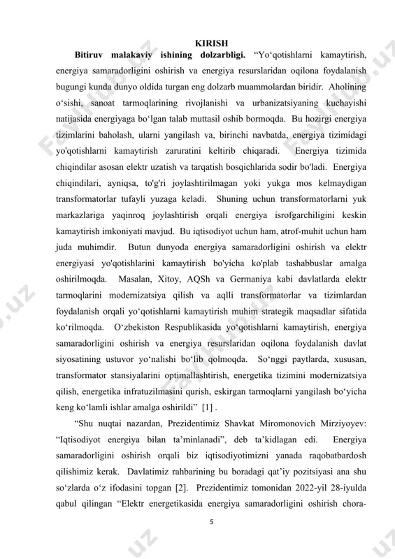 arga elektr energiyasini yetkazib berish va taqsimlashga mo‘ljallangan muhim inshootlar majmuasidir. bu tizimning asosiy qismlaridan biri havo va kabel elektr uzatish liniyalari, shuningdek, transformator punktlaridir [4]. havo liniyalari (hl) – ochiq havoda, ustunlar yordamida o‘rnatilgan, ko‘p hollarda uzoq masofalarga elektr energiyasini uzatish uchun xizmat qiluvchi tizimlardir. ular nisbatan arzon va texnik xizmat ko‘rsatish oson bo‘lgan yechim hisoblanadi, lekin tabiat hodisalariga (shamol, qor, yomg‘ir) sezuvchanligi yuqori bo‘ladi. kabel liniyalari (kl) esa yer ostiga yotqizilgan yoki maxsus trassalarda o‘tkaziladigan liniyalar bo‘lib, xavfsizlik darajasi yuqori, tashqi ta’sirlarga kamroq uchraydi. ular odatda shahar hududlarida, aholi punktlarida yoki sanoat zonalarida keng qo‘llaniladi. transformatorlar – elektr energiyasining kuchlanishini oshirish yoki kamaytirish uchun xizmat qiladigan qurilmalardir. elektr ta’minotida ular yuklamani muvozanatlashtirish, kuchlanishni barqarorlashtirish va energiya isrofini kamaytirish kabi vazifalarni bajaradi. transformatorlar strategik joylarda – ayniqsa, yuklama markazlariga yaqin hududlarda o‘rnatilsa, uzatish yo‘qotishlarini sezilarli darajada kamaytirish mumkin. bu yechim tizim samaradorligini oshiradi va energiya tejovchi ta’sirga ega bo‘ladi. …
