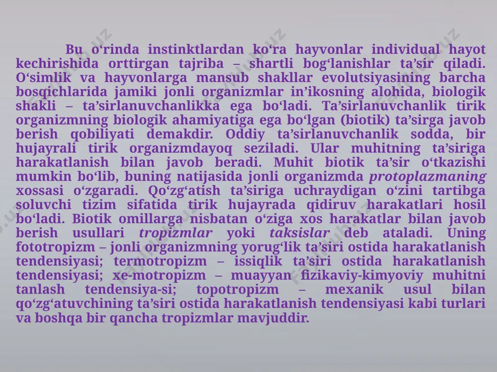 na emas, balki o‘sha to‘daning alohida bir vakili «tili»ga nisbatan instinktiv reaksiyalari ham rivojlan-ganligini ko‘rish mumkin. ganglioz asab tizimiga ega bo‘lgan hayvonlardagi «til» gavdasini ma’lum bir ko‘rinishda tutish bilan akustik signallar, kimyoviy (hid bilish) axborotlar, turli suykalishlar orqali ifoda etiladi. yuksak taraqqiy etgan hayvonlar (qushlar, sut emizuvchilar)ning to‘dasida ham o‘zaro munosabatlarning muayyan shakllari mavjuddir. hayvonlarning har qanday tarzda biron-bir to‘daga birlashuvi bilan aloqa qilishlari uchun zarur bo‘lgan «til»ning paydo bo‘lishiga olib keladi. hayvonlarda qiyofa, suykalish «til»idan tashqari, eshitiladigan signallar «til»i ham bor. sayroqi qushlarda, delfinlarda, maymunlarda murakkab tovush signali borligi bayon qilib o‘tildi. chiqariladigan tovush hayvonning emotsional holatini aks ettiradi. bitta to‘dadagi hayvonlar bir-birining tovush reaksiyalariga qarab mo‘ljal olishadi. tovush reaksiyalari to‘daning vakillariga o‘z sherik-larining qanday holatdaligi haqida qo‘shimcha axborot yetkazadi va shu yo‘sinda to‘daning ichida xatti-harakatni yo‘naltirib turadi. hayvonlarning «tili»da faqat bitta narsa yetishmaydi –hayvonlar-ning «tili» odamlarning tilidan farqli o‘laroq, tajribani ifoda etish vositasi bo‘lib xizmat qila olmaydi. shuning …