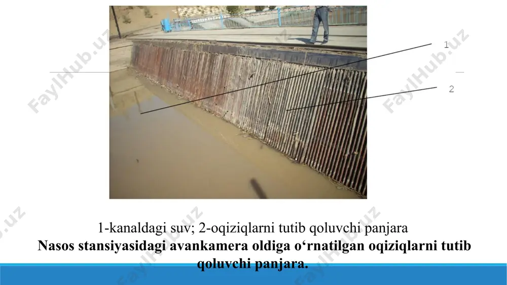 roratda mexanizmlarni ishlatishga kerak bo’ladigan maxsus moylar tayyorlab qo’yiladi va h.k. mexanizmlar va boshqa himoya qurilmalarini mo’tadil ishlashlarini ta’minlash uchun darvozalar, xas-cho’p ushlovchi panjaralar va himoya qurilmalarning qo’zg’aluvchan elementlarini muzlashi va yaxlashiga yo’l qo’yilmaydi. yil bo’yi ishlaydigan nasos stansiyalarida qishki davrdan oldin zatvorlami xavfli nuqsonlarga ega joylari aniqlanadi va ular tozalanadi, inshootlarda muzni maydalashga yordam beradiga havoza va osma kajava kabi qurilmalar o’rnatiladi, mexanik jihozlarni, quvur armaturalari va quvurlami bo’shatish qurilmalari mexanik jihozlarini isitish va elektr bilan isitish tizimlari texnik sozligi tekshirilib chiqiladi, panjaralar tozalanadi, ularni muzlashini oldini olish maqsadida bitum yoki viniplast surtiladi, vakuumni yo’qotuvchi qopqoplar, zarbaga qarshi armaturalar, tashqi no’a lari o’rab isitilib qo’yiladi. quvurlarda suv qolib muzlashiga yo’l qo’yib bo’lmaydi, bunda quvur yorilislii mumkin. agar shunday holat yuzaga kelib qolsa, unda quvur zudlik bilan isitiladi va suvdan bo’shatiladi. nasos stansiyalarini toshqindan va muz tushgandan keyin tekshirib chiqib, ta'mirlash ishlarini bajarish bo’yicha nazorat dalolatnomasi va nuqsonlar qaydnomasi tuziladi. …