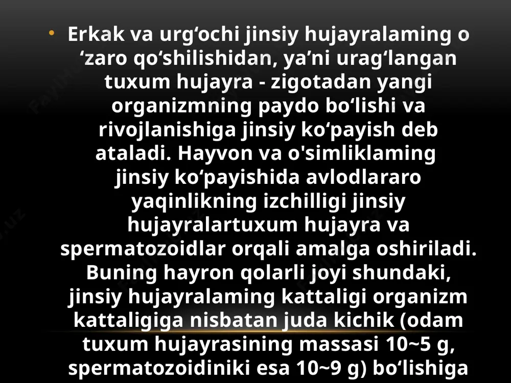 gan iplar diploid sonda bo‘lib, mitoz profazasining boshlanishidagi xromosomalarga o ‘xshash bo‘ladi zigoten gomologik xromosomalar konyugatsiyalanib, ya’ni bir-biriga tutashib, sinapsis hosil qiladilar. bu juda muhim genetik hodisasi b o‘lib, gomologik xromosomalaming ayrim qismlari bilan o ‘rin almashinish, ya’ni krossingover hodisasining ro‘y berishiga imkon yaratadi. ikki o ‘zaro tutashgan bunday xromosomalar bivalent deb ataladi. shunday qilib, bivalent to‘rtta xromatidadan tashkil topadi. 0 ‘z 98 o ‘lchami, shakli bilan bir-biriga o ‘xshash bo‘lgan xromosomalar jufti gom ologik xrom osom alar deb ataladi. bir juft xromosoma ikkinchi juft xromosomadan farq qiladigan bo‘lsa, ular nogom ologik xromosomalar deb ataladi. paxiten (yo‘g ‘on iplar bosqichi) har biri ikki xromatidadan tashkil topgan konyugatsiyalanuvchi xromosomalar gaploid sonli bivalentlar hosil qilish bilan xarakterlanadi. bu bosqichda xromosomaning xromomerali tasviri yaxshi farqlanadi. paxitenda sinaptik kompleksning shakllanishi tugallanadi. diploten konyugatsiyalangan gomologik xromosomalarning 4 ta xromatidali bivalentlari yaqqol ko‘rinadi. bu bosqichda gomologik xromosomalarning aynan o ‘xshash qismlarida o ‘zaro birbiridan uzoqlashish boshlanib, …