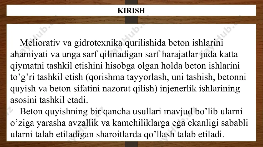 ni zichlash uchun vibratorlar qo’llaniladi. avtobetonnasoslar har doim ham qurilish obektiga keltirila olmaydi. bunday vaziyatlarda betonni traktor kovshni orqali yotqizish ko’p qo’llaniladi. bunga asosiy sabab yo’lning holati ham bo’lishi mumkin, yo’l yetarli darajada mustahkam emas ya’ni botqoq bo’lgan vaziyatlarda ushbu usul qo’l keladi. beton yotqizishni traktorli texnologiyasi traktorli texnologiyaning kamchiliklari traktorli texnologiyaning ham o’ziga yarasha kamchiliklari mavjud bo’lib, ushbu usulni qo’llashdan oldin quyidagi usullarni kamchiliklarini hisobga olish talab etiladi. beton yotqizishni traktorli texnologiyasining kamchiliklari: uzoq masofaga qorishmani tashiy olmaslik binolar ya’ni gruntdan quriladigan inshoatlarda qo’llanishi; kichik ishlarga bu usulni jalb etishda sarf harajatni oshib ketishi traktorli texnologiyaning kamchiliklari traktorli usulda betonni aralashtirishni iloji yo’qligi sababli bu usulni har bir sohada ham qo’llashni imkoniyati yo’q, chunki betonni uzoq masofada joylashgan obektlarga tashish davomida betonni qotishni boshlash ehtimoli yuqori. ushbu texnologiya orqali beton qorishmasini tashib olib borilgandan so’ng uni to’kilganidan so’ng uni zischlash qiyinligi va ortiqcha sarf harajat talab etishi sababli bu …