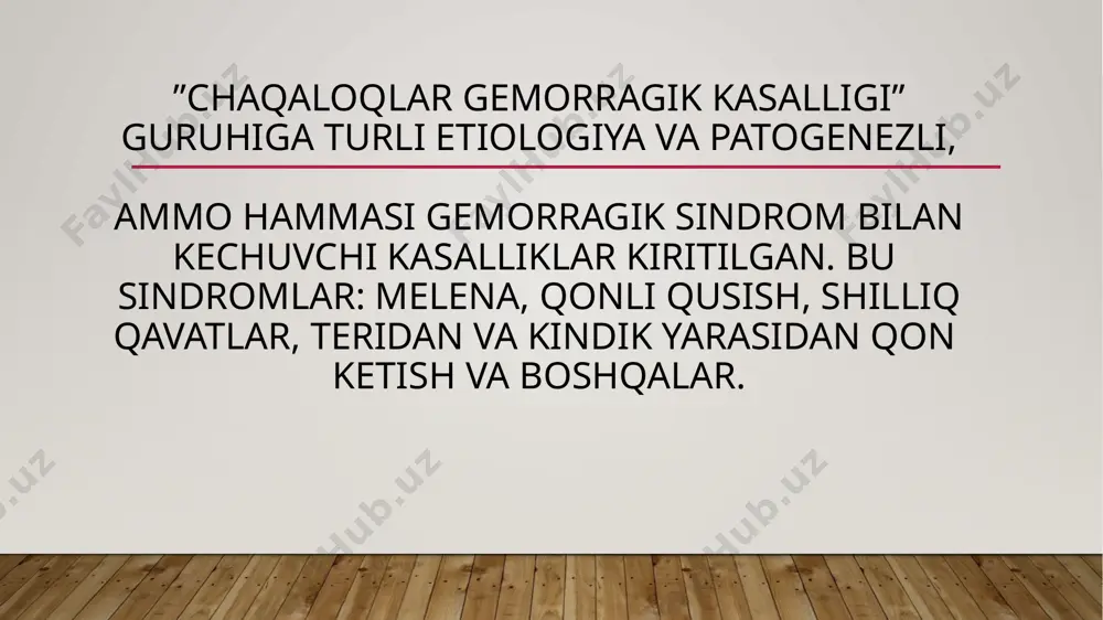 dori vositalarini qabul qilishi bilan bog‘liq. shu bilan bir vaqtda gemorragik sindrom bola hayotining dastlabki sutkalarida faqat k vitamin etishmasligiga bog‘liq bo‘lmasligi mumkin. xx asrning 50 yillaridayoq onaning tug‘ruqqacha bevosita atsetilsalitsilat kislota dori vositasini qabul qilishi yangi tug‘ilgan chaqaloqda qon ketishiga moyillikni rivojlanishiga sabab bo‘lishi mumkinligi isbotlangan edi. ndometatsin dori vositasi ham huddi shunday xususiyatgaga ega atsetilsalitsilat kislotaning bu xususiyati homila trombotsitlarining funktsial faolligini ingibitsiya qilish, ya`ni susaytirishiga bog‘liq. biroq bolada irsiy trombotsitopatiya bo‘lsa yoki agar onaga yoki kasal bolaga bir vaqtning o‘zida 3 tadan ortiq trombotsitar ingibitorlar tayinlangan bo‘lsa, bu holda bolada gemorragik sindrom rivojlanish ehtimoli yuqoridir. klinik ko‘rinishi: erta ch grk homilada ona qornidayoq boshlanishi mumkin. bu holda bola tug‘ilgan zahoti ul’tratovush tekshiruvida kalla suyagi ichiga qon quyilishlarni, hamda teri gemorragiyalari, kefalogematoma va kindik qoldig‘idan qon ketishini kuzatish mumkin k vitamini tanqisligini gemorragik sindromga o‘tishida turtki vazifasini bajaradi. chaqaloqlar gemorragik kasalligining teridagi belgilari bolaning yotgan qismida (dumba, aponevroz …