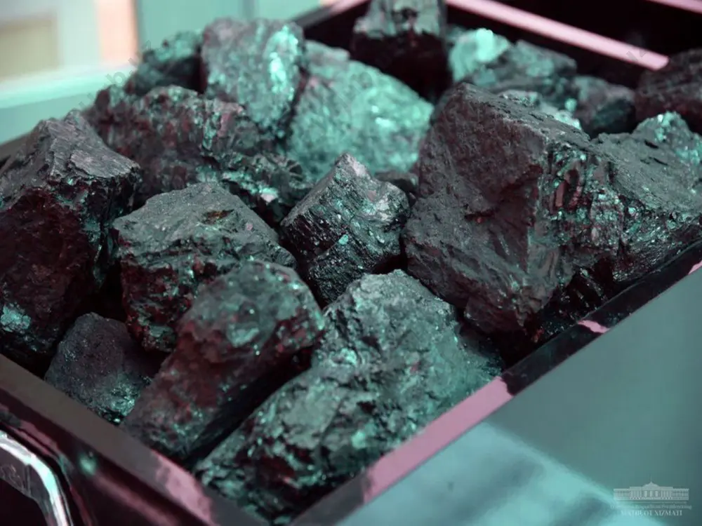 agan uglevodorodlar – sikloalkanlar yoki naftanlardan tarkib topgan. aralash neft – alkanlar, naftenlar va aromatik uglevodorodlar aralashmasini o’z ichiga oladi. neft tarkibidagi oltingugurt miqdoriga qarab kam sulfatli (tarkibida 0,5% gacha s), sulfatli (0,5 – 2%) va yuqori sulfatli (2% dan yuqori) deb farqlanadi. neft juda qadimdan (miloddan avvalgi 6000 yillikdan boshlab) ishlatilib kelinadi. neftni dunyo zaxirasi (mdh mamlakatlaridan tashqari) 1989 – yildagi ma’lumotlarga ko’ra 82 mlrd tonnani tashkil qiladi. neftning eng ko’p zaxiralari saudiya arabistonida, eronda, iroqda, aqshda, g’arbiy sibir, ural, baku, markaziy osiyo va boshqa joylarda uchraydi. respublikamizda topilgan neft konlari soni 160 dan ortiqdir. o’zbekistonda neft va gaz zaxirasi katta bo’lgan mintaqalarga: ustyurt, buhoro, xiva, janubiy – garbiy xisor, surhondaryo va farg’ona kiradi. neft – qora, qo’ng’ir, moysimon suyuqlik, o’ziga xos hidli. u yonuvchan, suvdan biroz yengil amalda suvda erimaydi. neft turli uglevodorodlar aralashmasi bo’lgani uchun uning aniq qaynash temperaturasi bo’lmaydi. neftni yer qarida paydo bo’lishi to’g’risida bir …