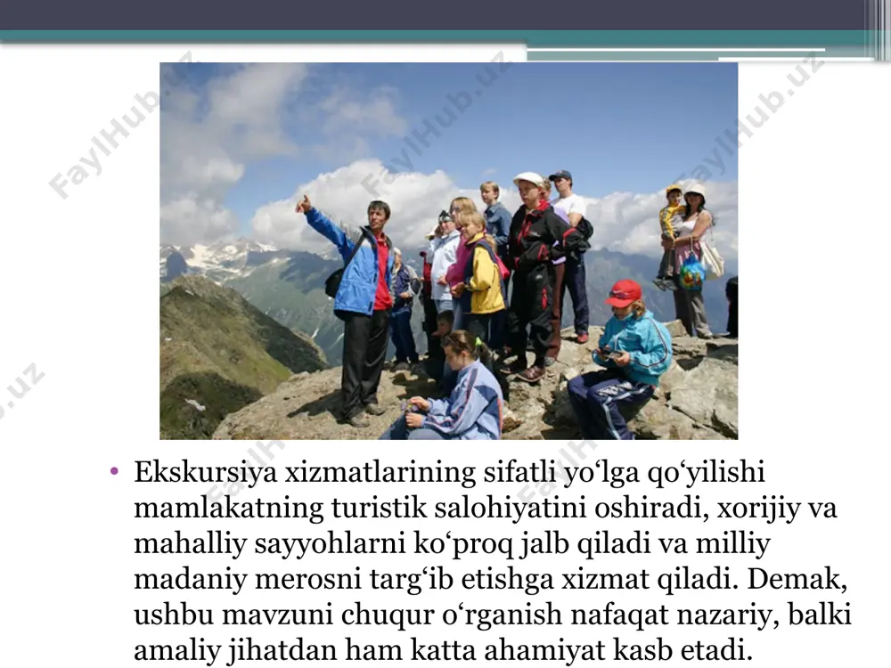 o‘lboshchi, madaniyat targ‘ibotchisi va xizmat ko‘rsatuvchi sifatida bevosita ta’sir ko‘rsatadi. ekskursovodning vazifasi faqat obyekt haqida ma’lumot berishdan iborat emas, balki turistlarda qiziqish uyg‘otish, ob’ektni tarixiy, madaniy yoki tabiiy jihatdan tushuntirib berish, sayohat davomida ularni jalb qila olish, savollarga aniq javob berish, qisqasi, sayohatni mazmunli va unutilmas tajribaga aylantirishdir. shu bois ekskursovod turizm sohasida “tirik ensiklopediya” sifatida qaraladi va uning faoliyati turistning umumiy taassurotida hal qiluvchi o‘rin tutadi. ekskursovod faoliyatining samaradorligi bir necha asosiy omillarga bog‘liq. birinchidan, kasbiy bilim va malaka: ekskursovod tarix, madaniyat, geografiya, san’at, arxeologiya va boshqa sohalarda keng bilimga ega bo‘lishi kerak. u nafaqat faktlarni bayon qilishi, balki ularni qiziqarli tarzda ifodalab bera olishi zarur. ikkinchidan, nutq madaniyati va muloqot qobiliyati muhim ahamiyatga ega. ekskursovod turistlar bilan samimiy, sodda va tushunarli tilda muloqot qila bilishi, auditoriyani jalb qilish, qiziqtira olish va vaqtni samarali boshqarishni o‘rganishi lozim. uchinchi omil – shaxsiy fazilatlar: sabr-toqat, mehribonlik, tartiblilik, ijodkorlik va tezkorlik. chunki …