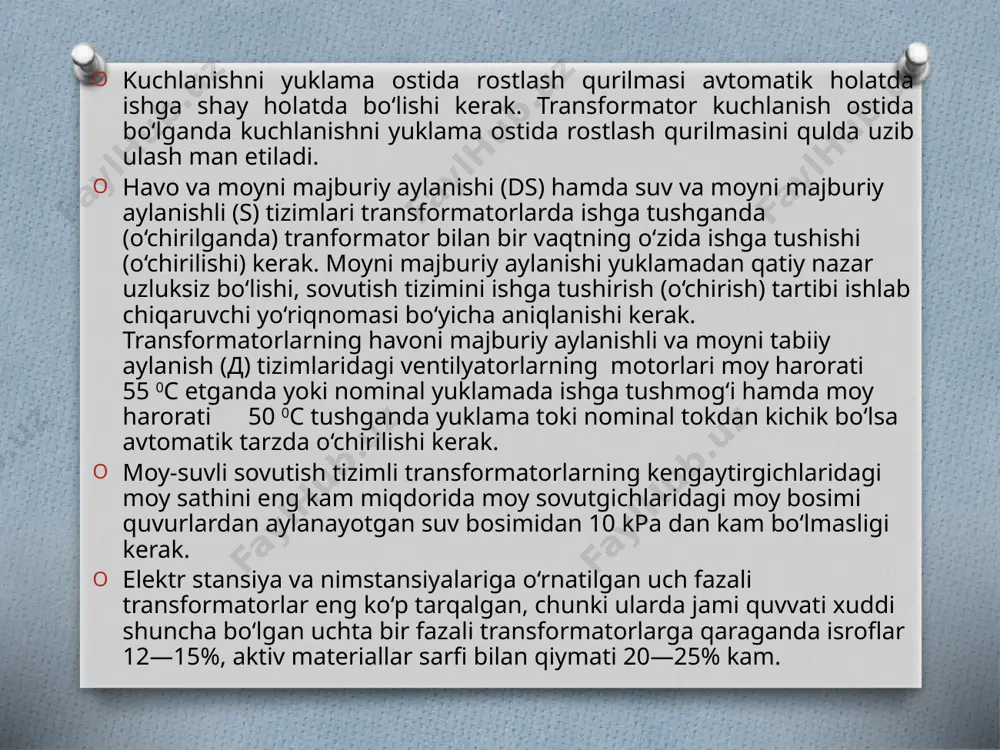 kulyasiyash yo‘li bilan sovitish (д) quvvati katta transformatorlarda qo‘llaniladi. bu holda radiator kuvirlaridan tashkil topgan osma sovitgichlarga ventilyator o‘rnatiladi. ventilyator pastdan havoni so‘radi va trubalarning yuqorigi qizigan qismiga haydaydi. ventilyatorlarni ishga tushishi va to‘xtashi transformatorning yuklamasi va moyning qizish haroratiga qarab, avtomatik amalga oshirilishi mumkin. moyni puflash va moyni havo sovitgichlar orqali majburiy sirkulyasiyalash yo‘li bilan sovitish (дц) quvvati 63000 kva va undan katta bo‘lgan transformatorlar uchun qo‘llaniladi. sovitgichlar tashqarisiga ventilyator havo haydaydigan qirrali yupqa trubalar tizimidan tashkil topgan. moy trubasi ichiga joylashtirilgan elektr nasoslari moyning sovitgichlar orqali uzluksiz majburan sirkulyasiyasini hosil qiladi (3.4-rasm). moy katta tezlikda sirkulyasiyalanishi, sovitish yuzalari kattalashgani va jadal puflash hisobiga sovitgichlar issiqlikni ko‘p uzatadi va ixchamdir. sovitishning bunday tizimiga o‘tish transformatorlarning o‘lchamlarini ancha kamaytirish imkoniyatini beradi. sovitgichlar transformatorlar bilan bir poydevorga yoki transformatorning baki yonidagi alohida poydevorga o‘rnatilishi mumkin. moy majburan sirkulyasiyalanadigan moy-suvli sovitish (ц) prinsipial jihatdan дц tizimiga o‘xshash tuzilgan faqat farqi shundaki, undagi …