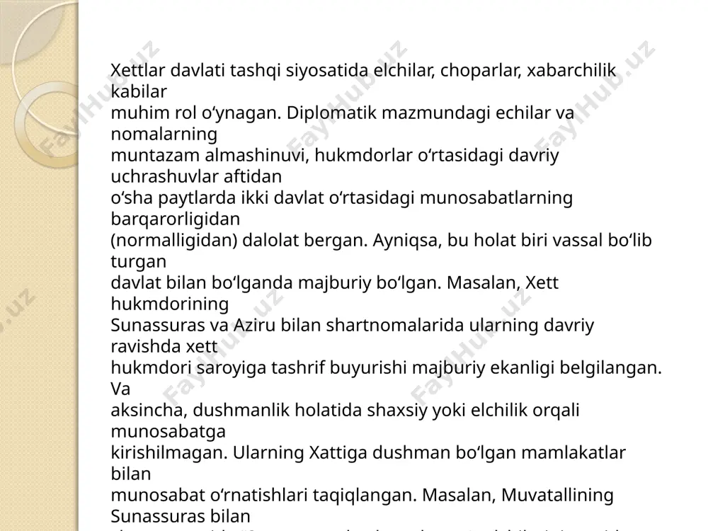 par, elchi, xabarchi” unvoniga ega mansabdor tilga olingan. aftidan, aynan ushbu elchi xettchada “halugatalla” (haluga – “xabar”, “noma”) deb atalgan bo‘lsa kerak. arsava maktublariga ko‘ra, bunday elchilar noma bitilgan lavhlarni bir hukmdordan boshqasiga yetkazib turgan. ba’zan elchilarga nomani og‘zaki tarzda yetkazish vazifasi ham yuklangan. kartappu – shumercha “yem xaltasini tutgan kishi”, “ot jilovi” ma’nolarini beruvchi “kir4.dab” so‘zidan kelib chiqqanligi ko‘rsatiladi. ba’zi olimlar uni “izvoshchi” va “maxsus chopar” deb tarjimaqilishadi. bundan tashqari, ushbu atama “(hayvon) haydovchi (ya’ni cho‘pon)” tarzida ham tarjima qilingan. lùkartappuning birinchi galdagi vazifasi ot-aravalarni va yilqilarni nazorat qilish, podsho oilasiga va hukmdorning o‘ziga xizmat qilishdan iborat bo‘lgan. bu mansabga saroydagi iqtidorli kishilar orasidan sinchkovlik bilan tanlab olingan. vaqt o‘tishi bilan bu mansab egalarining lavozim vazifasida o‘zgarish kuzatilgan. mil.avv.xii asrda lùkartappular suriya davlatlari va xett saroyi o‘rtasidagi diplomatik munosabatlarni olib borgan. halugatallaning asosiy vazifasi xett davlati bilan boshqa davlat o‘rtasida aloqalarni ta’minlashdan iborat bo‘lsa, lùkartappuning vazifasi undan ancha farq …