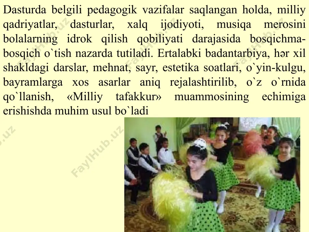 n emotsional javob berish, eslatish qobiliyatining rivojlantirish bo`lib hisoblanadi. musiqa asboblarida pedagog musiqa tinglashga, qo`shiq tinglashga o`rgatadi. bolalarda ritmikani rivojlantirishda tarbiyachi ularni musiqa ostida yuritishga oddiy o`yin xarakatlarini bajarishga, qo`l shapatlashga va b. o`rgatadi. shu bilan birga predmetlar bilan murakkab emas harakatlar ishlashga o`rgatadi. masalan: bayroqchani yuqori ko`tarish. shuningdek bu yoshda musiqa tinglashda o`yinchoq ko`rsatishda keng qo`llaniladi. u qo`shiqning mazmuniga qarab taxlab olinadi. 2-kichik guruh bu yoshda har xil mazmun va ko`ngil qo`shiqlar va asboblar yordamidagi bajarilgan kuylarga bo`lgan qiziquvchanligini keltirib chikarish va uni esda olib qolish odatlarini tarbiyalash kerak. bolalar soz va musiqani o`yinchoqlarni farqlay oladigan bo`lishi kerak. tovush imkoniyati hajmida qo`shiq aytish odatining dastlabki asosini shakllantirish, tabiiy tovushda aytishga o`rgatish, yil oxirida bolalar tanish qo`shiq va musiqalarni farqlay olishi, qo`g`irchoq chiqarish, surnaychi kabi musiqa o`yinchoqlarini bir-biridan ajrata olishini o`rganish kerak. o`rta guruh bu yoshda bolalarning musiqani bili shva undan ta`sinlanishga tarbiyalaydi. musiqiy asaraning tushunish va eslab qolishga o`rganadi. …