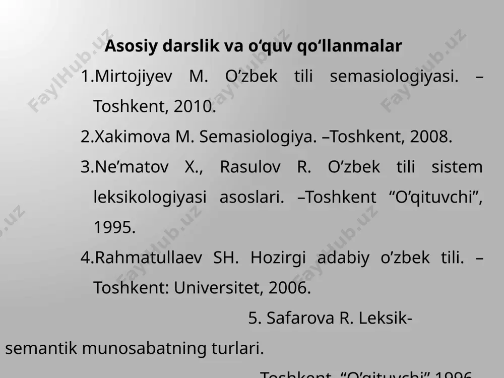 iologiya, tarix, gnoseologiya, antropologiya kabi ko’plab fanlardan ozuqa oladi. tilshunoslikning aynan sistemaviy yo’nalishi unga lingvistik asos beradi. chunki har qanday mukammal sistema tabiiy, izchil, sistemali munosabatlarni nazarda tutadi. fonosemantika ham shunday munosabatlar yig’indisidir. o’tgan asrning 60−70­-yillaridan boshlab, sovet tilshunosligida ham fonosemantik tadqiqotlar asta-sekin, lavha ko’rinishida paydo bo’la boshladi. bu tadqiqotlar asosan rus tilshunoslari tomonidan olib borildi. shuni ta’kidlab o’tish lozimki, ular ko’p sonli emas, biroq favqulodda yirik natijalarni qo’lga kiritdilar hamda haqli ravishda g’arblik salaflaridan o’zib ketdilar. dunyo qurilishini har bir inson o’z ongi darajasida qabul qiladi. uning ongi esa ona tilisi orqali shakllanadi. ona tilini o’zlashtirish bu dunyoni tushunish demakdir. o’z­o’zidan dunyo haqidagi bilimlar til belgisida o’z aksini topadi. so’z va kontsept uyg’unligi borasidagi gumboldt g’oyasidan ozuqa oluvchi bunday qarash fonosemantikaning ma’lum darajadagi falsafiy asosiy bo’lishi mumkin. fonostilistika – fonetik vositalar – talaffuz ohangi, ton, urg’u, turli tovush o’zgarishlari va hokazolarning individual va funktsional uslublarni shakllantirishdagi o’rnini o’rganuvchi fan. …