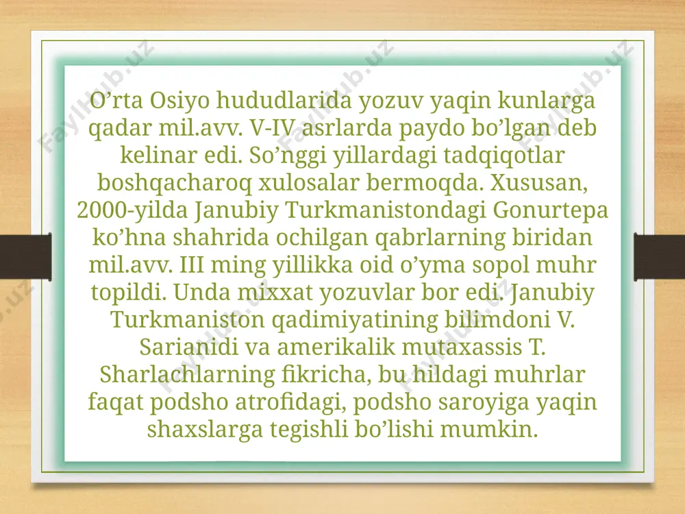 n alifbo paydo bo‘lgan. misrliklar yozuvi o‘ngdan chapga qarab yozilgan, shumerliklar yozuvi esa chapdan o‘ngga qarab yozilgan. urxun-enasoy yozuvining kelib chiqishi haqida mutaxassislar oʻrtasida tan olingan yagona fikr yoʻq. bu haqsagi nisbatan keng tarqalgan mulohazaga qaraganda, mazkur yozuv oʻz kelib chiqishiga koʻra sugʻd va paxlaviy yozuvlari orqali oromiy yozuviga borib taqaladi. urxun-enasoy yozuvining paydo boʻlish joyi va vaqti ham hozircha uzilkesil hal qilingan masala emas.mazkur yozuv, arab yozuvi singari, oʻngdan chapga qarab yozilgan va oʻqilgan.urxun-enasoy yozuvi turkiy tillar tarixi, madaniyati, etnografiyasi, til va yozuvlari tarixini oʻrganishda qimmatli manba boʻlib xizmat qiladi. yodgorliklarning birinchi bo'lib daniyalik olim vilgelm tomsen o'qishga muvaffaq bo'ldi. u bu yodgorliklarni o'qishda turli alfavitlarga tayanmay, ishni harflarning o'zaro nisbati va o'xshashliklarini aniqlashdan boshladi. turkiy tillardagi ba'zi bir tovushlar-ning qator kelish yoki kelmaslik holatini o'rganib, uni yodgorlikka solishtirib ko'rdi. u yodgorlik yozuvini chapdan o'ngga qarab emas, balki o'ngdan chapga qarab o'qish kerakligini aniqladi. v.tomsen birinchi bo'lib turk, tangri …