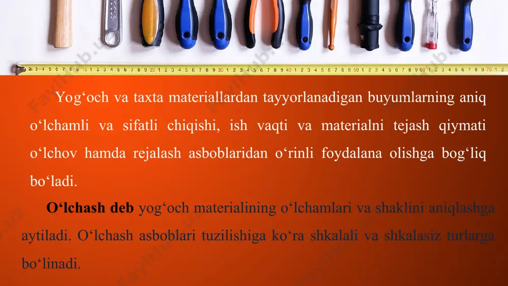tekstolit yoki yog‘och chizg‘ichlar to‘plamidan iborat (18-rasm, b). о‘rama metr (ruletka) – metr, santimetr, millimetrlarda ifodalangan bo‘linmalari bo‘lgan va diametri 60–140 mm li g‘ilof ichiga olingan maxsus g‘altakka o‘raladigan, cho‘zilmaydigan matodan yoki po‘lat lentadan iborat (18-rasm, d). this presentation uses a free template provided by fppt.com www.free-power-point-templates.com this presentation uses a free template provided by fppt.com www.free-power-point-templates.com duradgorlik go‘niyasi (burchaklik) – duradgorlik ishlari bilan qurilish konstruksiyalari elementlarining to‘g‘ri burchak (900) hosil qilib biriktirilganligi tekshiriladi. go‘niya asos (kunda) va unga to‘g‘ri burchak ostida biriktirilgan bo‘linmalari bo‘lgan chizg‘ichdan iborat. u metall yoki yog‘ochdan yasaladi. ishlatilishiga ko‘ra metall, yog‘och, porsi, vintli va surma go‘niya turlari bor (19-rasm). this presentation uses a free template provided by fppt.com www.free-power-point-templates.com duradgorlik gо‘niyasi yordamida kvadrat, tо‘g‘ri burchaklar tekshiriladi, о‘lchanadi va chiziladi (20-rasm). 20-rasm. gо‘niya yordamida sirtlarni gо‘niyaviyligini tekshirish. this presentation uses a free template provided by fppt.com www.free-power-point-templates.com yog‘och materiallardan buyum tayyorlash bilan bog‘liq bo‘lgan ishlar xilmaxil …