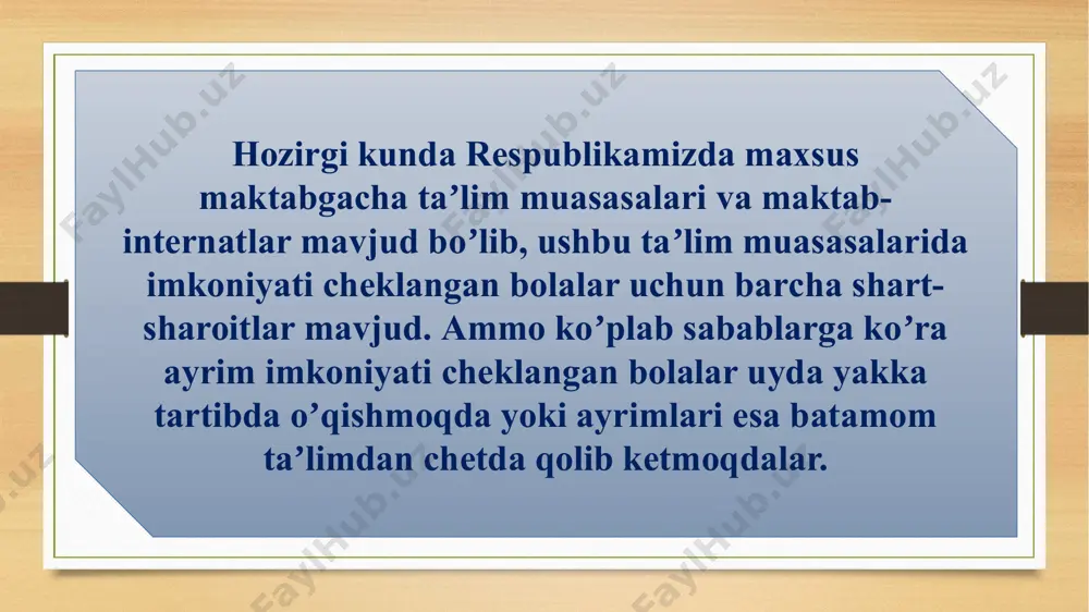 bu harakat dasturida “taʼlim xavsiz, sifatli, bolaning sogʼligʼini himoya qilib, mustahkamlaydigan, hamma uchun birdek, inklyuziv tarzda va barcha zaruriy resurslar bilan taʼminlangan boʼlishi lozim. oʼqituvchilar saviyasi va oʼquv rejalar “taʼlim hamma uchun” maqsadlariga javob berishi kerak”-deb belgilangan («dakarskie ramki deystiy»-frantsiya 2000 yil, 20-21 betlar). presentation template by shunday qilib, maxsus ehtiyojli bolalar ham jamiyatning toʼlaqonli va tenghuquqli aʼzosi ekanligi eʼtirof etilib, ular taʼlimida alohida yangicha yondashuv maydonga keldi. bu taʼlim tizimlari barcha bolalarning tili, dini, millati, ijtimoiy kelib chiqishi, irqi, jismoniy va ruhiy holatlaridan qatʼiy nazar talimga jalb etishni koʼzlavchi “inklyuziv” taʼlim nomi bilan ataldi. inklyuziv taʼlim (ingliz tilidan olingan boʼlib, inclusive, inclusion–uygʼunlashmoq, uygʼunlashtirish, qamrab olmoq, qamrab olish maʼnolarini bildiradi) bu davlat siyosati boʼlib, normal rivojlanishdagi va maxsus ehtiyojli bolalar oʼrtasidagi toʼsiqlarni bartaraf etish, maxsus taʼlimga muhtoj bolalar va oʼsmirlarni rivojlanishidagi nuqsonlar yoki iqtisodiy qiyinchiliklardan qatʼiy nazar oilaning faol ishtirokida umumtaʼlim tizimiga toʼliq qoʼshishni va ijtimoiy hayotga moslashtirishni ifodalovchi taʼlim …