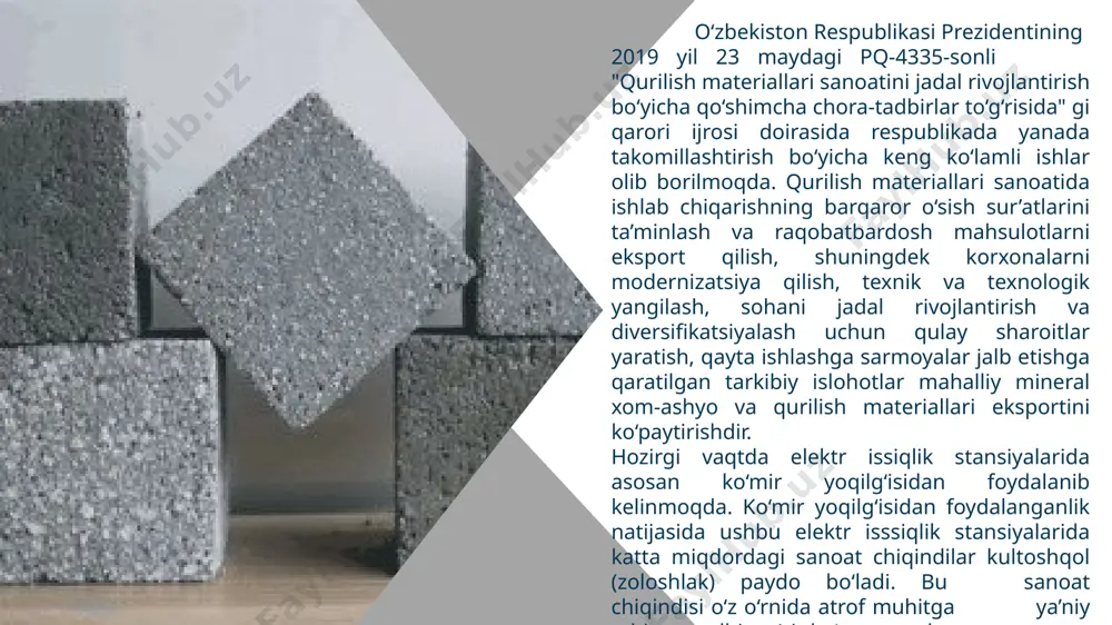 – olovga chidamlilik, yaxshi ovoz yutumi va ekologik toza mahsulot bo‘lib, foydalanish uchun xavfsiz material hisoblanadi. gipsning kamchiliklari esa yuqori namlik sharoitida past suvga chidamliligi va nisbatan saqlash muddatining qisqa ekanligidir. sanoat chiqindilari asosida qurilish materiallari ishlab chiqarish chunki, gips 2 yoki 3 oy saqlanganidan so‘ng 25-30 % o‘z xususiyatini yo‘qota boshlaydi. gips - gips toshi yoki kimyo sanoat chiqindilaridan olinadigan bog‘lovchi modda hisoblanadi. “gips havoiy bog‘lovchi bo‘lgani tufayli nam sharoitda mustahkamligi kamayadi.uning namlikka chidamliligini oshirish uchun sement,pussolan minerallar va domna shlaki kukuni, suvga chidamli polimerlar qo‘shiladi yoki gipsdan tayyorlangan buyum sirti lok - bo‘yoqlar va plyonkalar bilan qoplanadi.”2 gipsning yana bir qulayliklaridan biri – mikroiqlimni yaxshilash qobilyatidir.ya’ni, xonalarda gips mahsuloti qanchalik ko‘p bo‘lsa, aynan shu xonada ko‘cha issiq yoki yomg’irli bo‘lsa ham,nafas olish oson bo‘ladi. bu hodisa gipsning namlik almashinishi natijasida yuz beradi. ortib boruvchi namlik gips mahsulotlari tomonidan so‘riladi va havoda yetarlicha suv bo‘lmagan vaqtda o‘zidan namlikni tashqariga …
