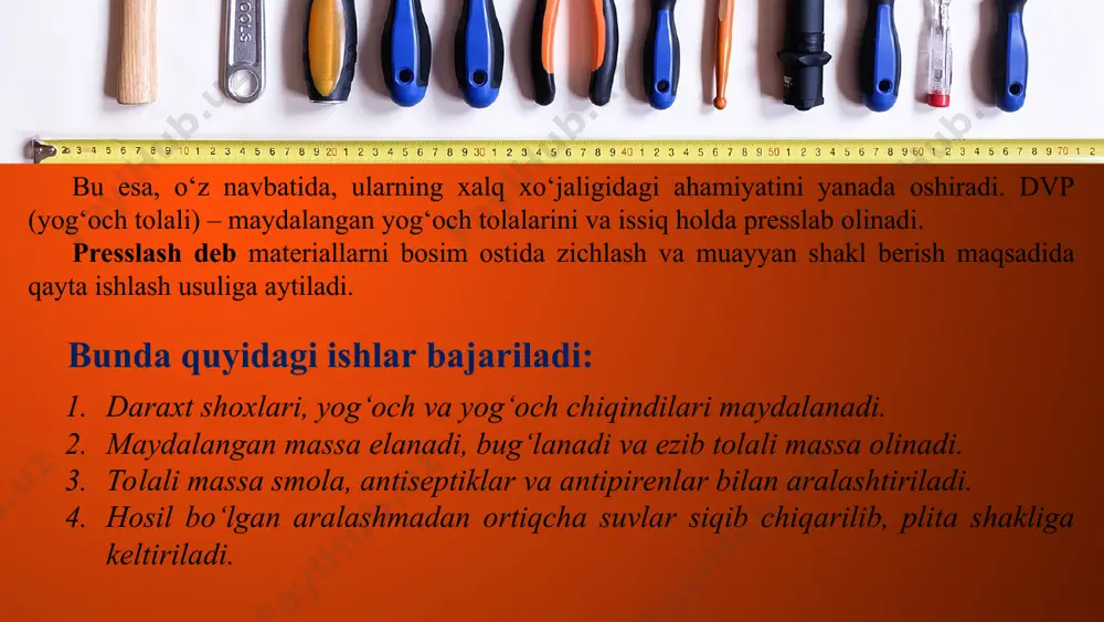 kompozit materiallar tayyorlash texnologiyasi ularning tarkibi, bog‘lovchining turi va ishlatish sohasi bilan belgilanadi. polimer materiallar va buyumlar olish texnologiyasi nozik hisoblanib, jarayonlarning borishi o‘ta aniqlikda bo‘lishi talab etiladi. polimer kompozit materiallar olishda presslash, shtamplash, quyish, surkash, shimdirish, sepish, payvandlash, yelimlash va boshqa usullardan keng foydalaniladi. jumladan, presslash usulida plastmassa ishchi organi qizdiriladigan presslarda tayyorlanadi. press-qoliplarda press kukunlar issiq holatda presslanib yoki ko‘p qatlamli press qoliplarda listlar, plitalar va panellar bir nechtasi presslanib olinishi mumkin (94-rasm). this presentation uses a free template provided by fppt.com www.free-power-point-templates.com 94-rasm. press-qoliplash (shtamplash) sxemasi. a) press-material solish; b) qolipni yopish va presslash; v) buyumni chiqarib olish; 1– press-material; 2 – press-qolipning isitiladigan matritsasi; 3 – isitiladigan puanson; 4 – press polzuni; 5 – elektr isitkich; 6 – buyum; 7 – buyumni chiqaruvchi moslama. ko‘p qavatli presslarda yog‘och tolali va yog‘och payrahali plitalar, qog‘oz qatlamli plastiklar, uch qatlamli yelimlangan panellar va boshqa kompozit polimer qatlamli buyumlar …
