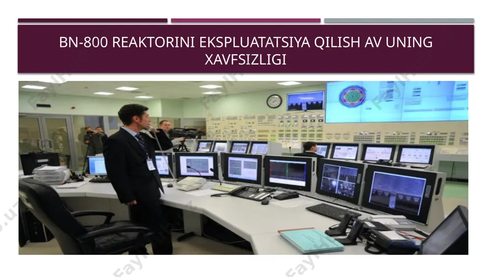 hash deb tanlangan bo'lsa-da, yoqilg'i tarkibi tubdan farq qilishi kerakligi haqida erta qaror qabul qilindi. bn-600 yuqori boyitilgan uranda ishlaydi, bn-800 plutoniy mox yoqilg'isida ishlashi kerak edi. ikki xil plutoniy mavjud: qurol-yarog‘ darajasida, uni boshqarish nisbatan oson va reaktor darajasida, u ko‘proq radioaktivdir. rossiya haddan tashqari ko'p miqdordagi pu qurolini yo'q qilishga majbur bo'ldi, ammo u ishlatilgan yadro yoqilg'isini qayta ishlashdan olingan reaktor darajasidagi pu ning sezilarli zaxirasiga ega. agar yonilg'i yig'ish liniyasi faqat qurol darajasidagi pu bilan ishlashga mo'ljallangan bo'lsa, u yopiq yadro yoqilg'isi aylanishi uchun foydasiz bo'lar edi. shunday qilib, yonilg'i zavodi barcha zaruriy himoya bilan qurilishi kerak, deb qaror qilindi (va u tog' ichida edi). bn-800 reaktoriga ega beloyarsk aesning 4-sonli energetika bloki 2016 yildan beri ishlamoqda. hozirgi vaqtda ushbu reaktorni uran yoqilg'isidan (bn-600da bo'lgani kabi) aralash uran-plutoniy yoqilg'iga o'tkazish tugallanmoqda. shu maqsadda mccda uran-plutoniy (mox) yoqilg'isini ishlab chiqarish tashkil etildi. pa mayak va mcc yonilg'i aylanishini …