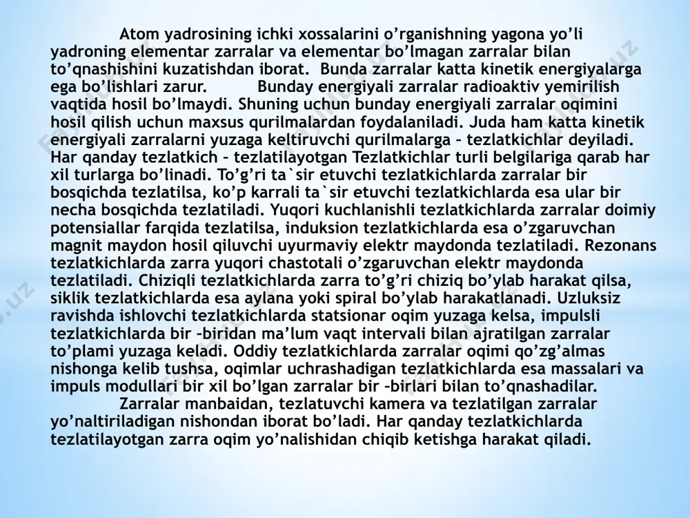 ar manbaidan, tezlatuvchi kamera va tezlatilgan zarralar yo’naltiriladigan nishondan iborat bo’ladi. har qanday tezlatkichlarda tezlatilayotgan zarra oqim yo’nalishidan chiqib ketishga harakat qiladi. shu tufayli, tezlatkichlarda perpendikulyar fokuslash amalga oshiriladi. bunday fokuslash zarraning harakat trayektoriyasiga perpendukulyar yo’nalishda, uning harakati turg’unligini ta`minlaydi. fokuslash maxsus shakldagi magnit maydonlarini tanlash yo’li bilan amalga oshiriladi. o’tgan asrning 50 –yillarga qadar tezlatkichlarda kichik gradiyentli magnit maydonlarning ishlatilishiga asoslangan kuchsiz fokuslashdan foydalanilgan. hozirgi zamon tezlatkichlarida esa katta gradiyentli magnit maydonlarning qo’llanilishiga asoslanagan qattiq yoki ishorasi o’zgaruvchi fokuslash ishlatiladi. tezlatilayotgan zarralarning energiyasi va oqimi intensivligi har qanday tezlatkichlarning asosiy xarakteristikalari qatoriga kiradi. ko’pchilik hollarda intensivlik o’rniga zarralar oqimidagi tok kuchi ishlatiladi. impulsli tezlatkichlarda esa o’rtacha intensivlik va o’rtacha tok kuchi kabi kattaliklardan foydalaniladi. zaryadlangan zarralarni elektrostatik maydonda tezlatish uchun elektrostatik tezlatkichlardan, o’zgaruvchan elektr maydonda zaryadlangan zarralarni tezlatish uchun chiziqli tezlatkichlardan, zaryadlangan zarralarni juda katta energiyagacha tezlatish uchun siklik tezlatkich –siklotronlardan foydalaniladi. undan tashqari tezlatkichlarning o’zgaruvchan magnit maydonli va …